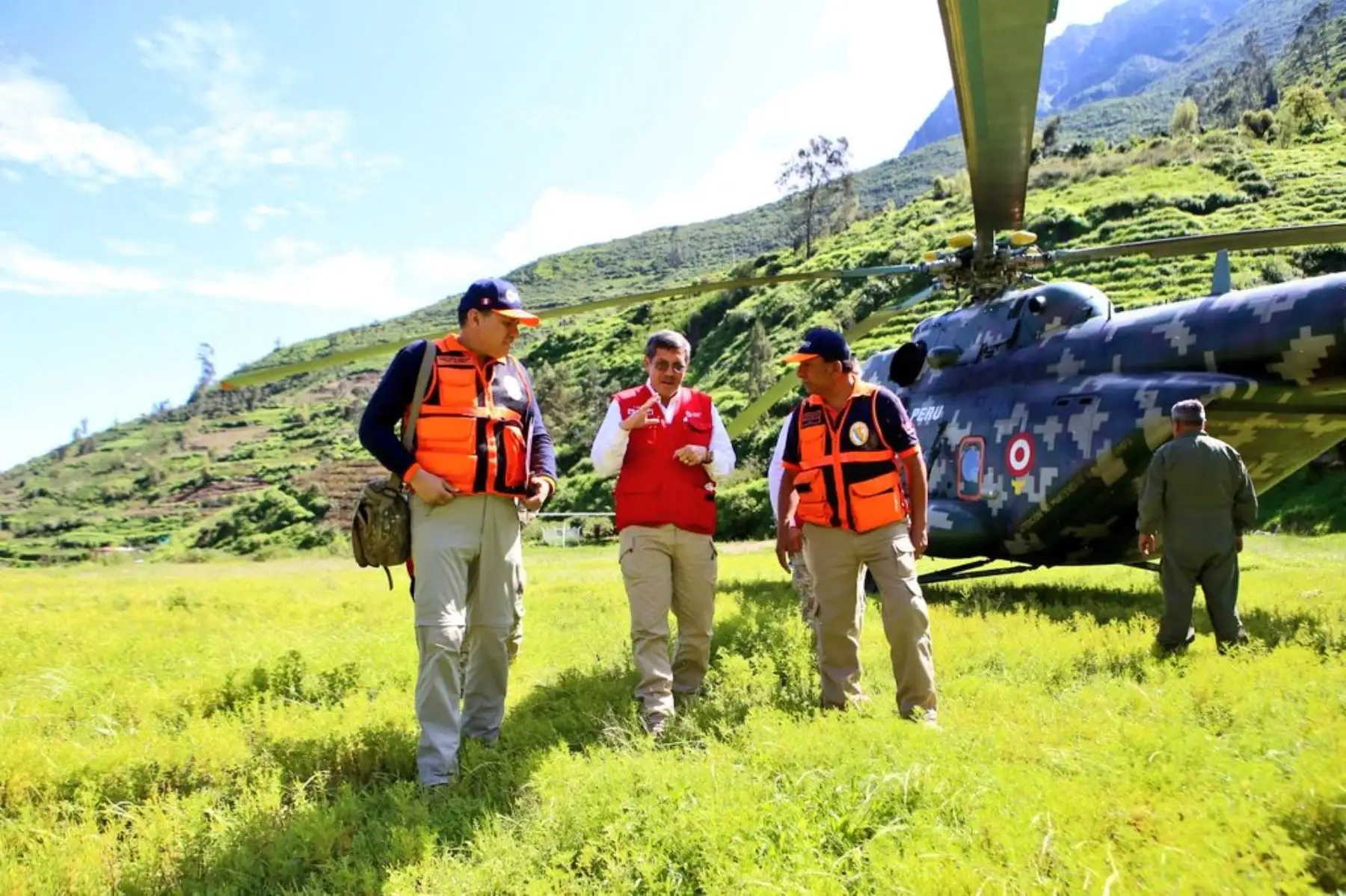En helicóptero del Ejercito del Perú, Ministro de Defensa Jorge Chavez Cresta 
arriba al centro poblado La Perla, distrito de Altavillo Bajo,en Huaral, para evaluación de daños con especialistas técnicos y verificar la atención a población afectada por el deslizamiento. Lo acompaña jefe de Indeci. 
Previamente, el ministro Defensa Jorge Chavez Cresta realizó un sobrevuelo de reconocimiento en la zona afectada por los deslizamientos.
Foto: Mindef