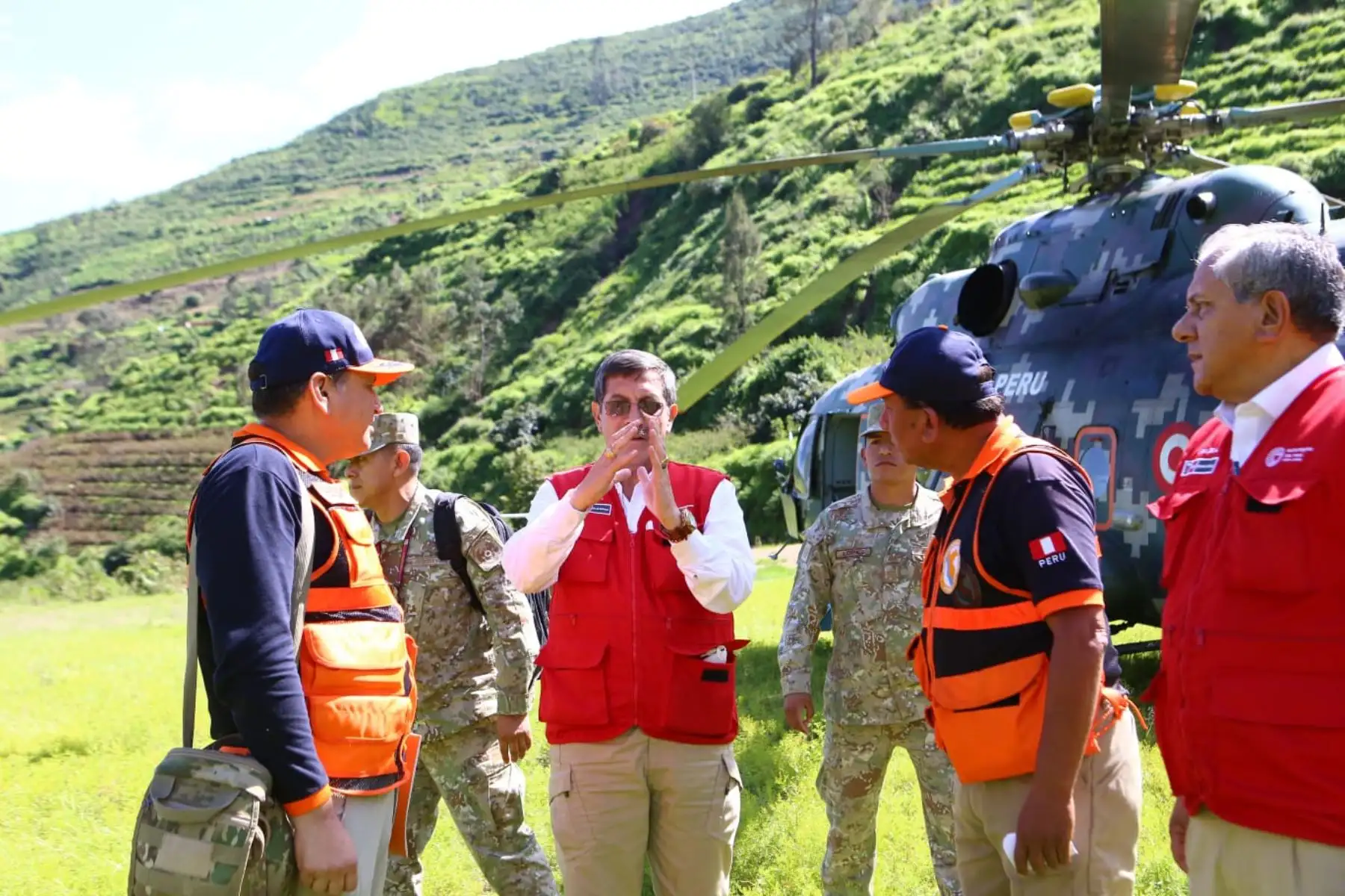 En helicóptero del Ejercito del Perú, Ministro de Defensa Jorge Chavez Cresta 
arriba al centro poblado La Perla, distrito de Altavillo Bajo,en Huaral, para evaluación de daños con especialistas técnicos y verificar la atención a población afectada por el deslizamiento. Lo acompaña jefe de Indeci. 
Previamente, el ministro Defensa Jorge Chavez Cresta realizó un sobrevuelo de reconocimiento en la zona afectada por los deslizamientos.
Foto: Mindef