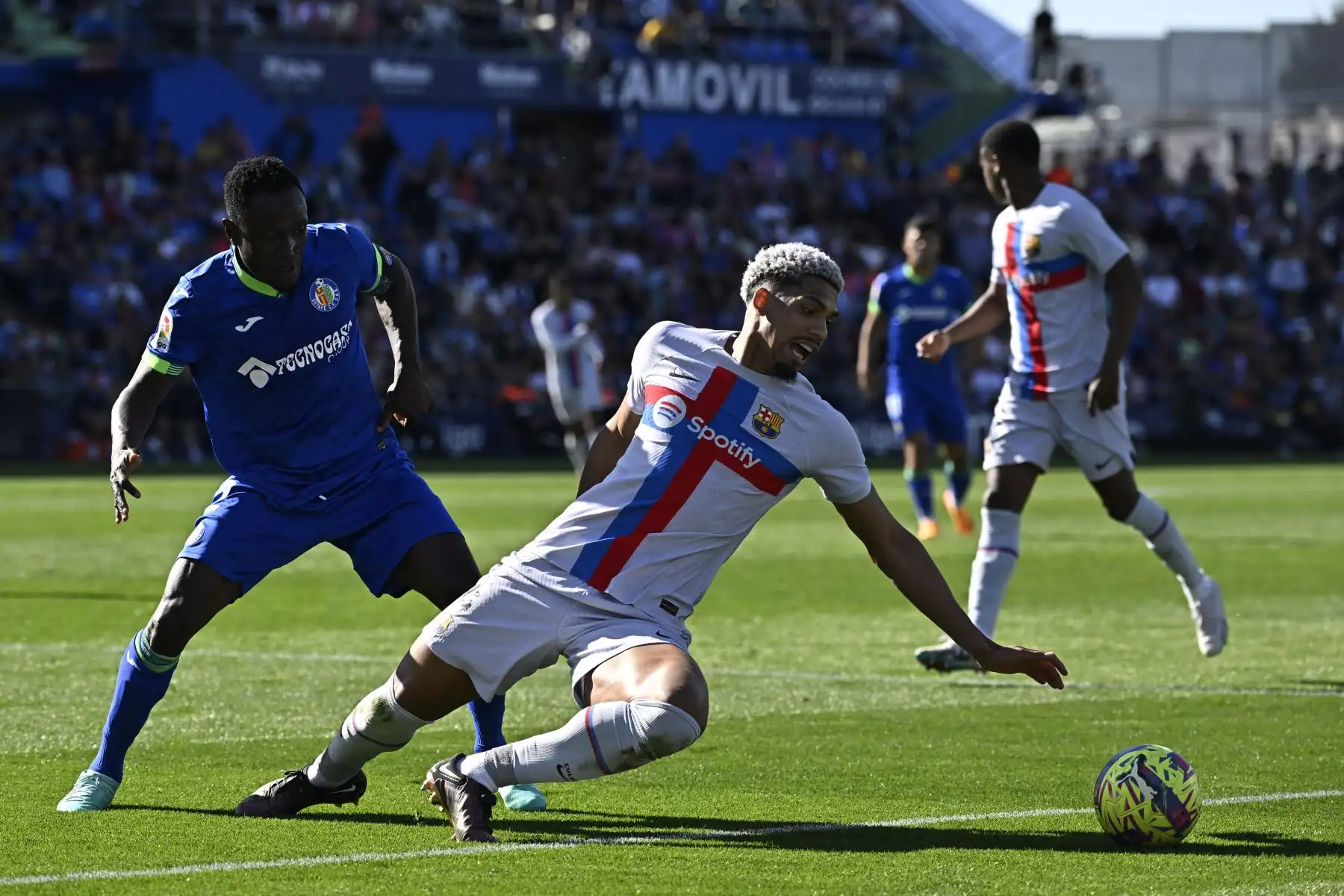 El defensa uruguayo del Barcelona, ​​Ronald Araujo (D), observa el balón durante el partido de fútbol de la liga española entre el Getafe CF y el FC Barcelona en el estadio Col. Alfonso Pérez de Getafe el 16 de abril de 2023.
Foto: AFP