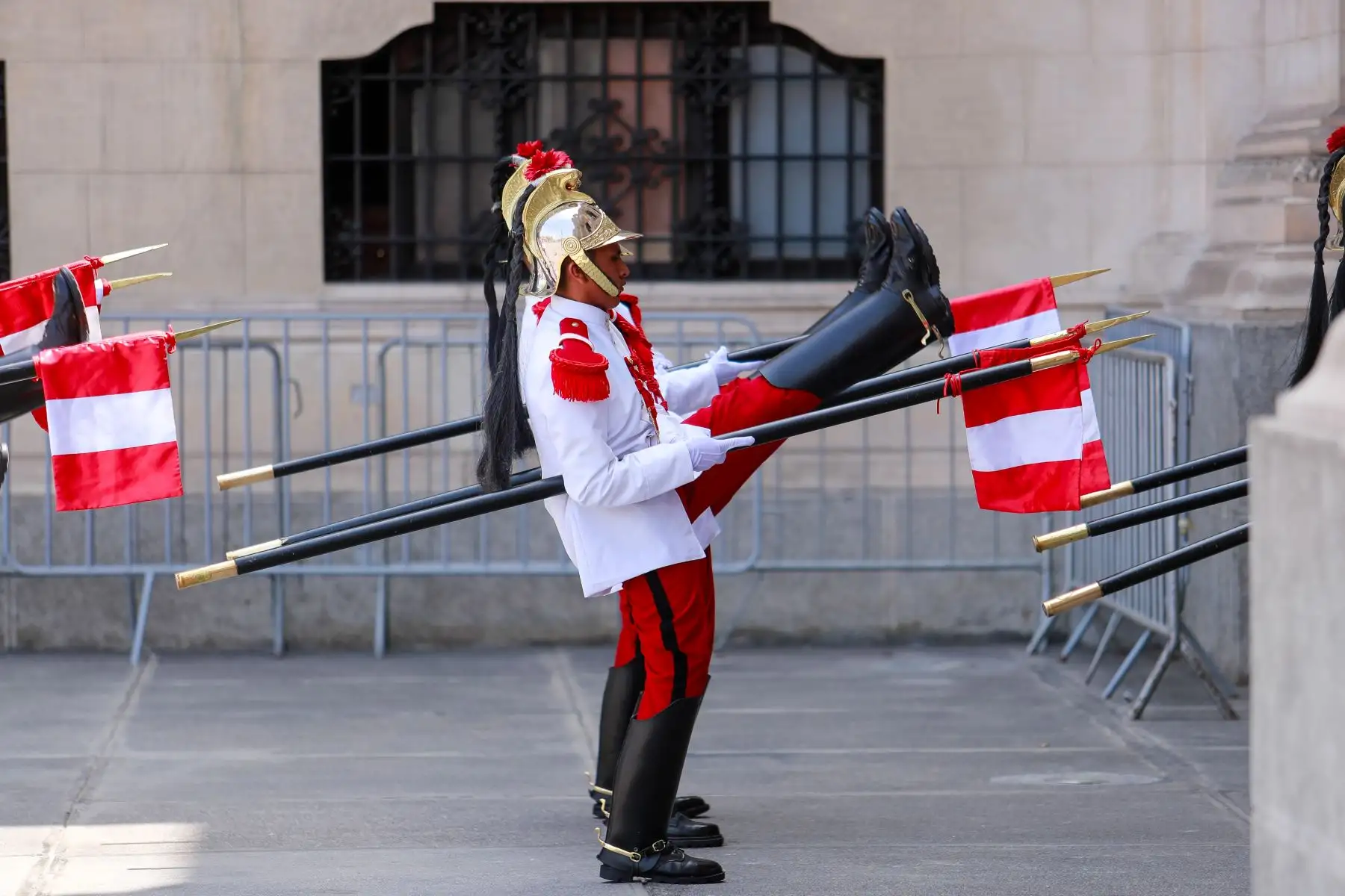 El cambio de guardia es una de las actividades más representativas en el Palacio de Gobierno del Perú, una tradición que se vuelve un espectáculo para quienes pasean por la Plaza de Armas limeña al medio día.

Foto: ANDINA/Prensa Presidencia