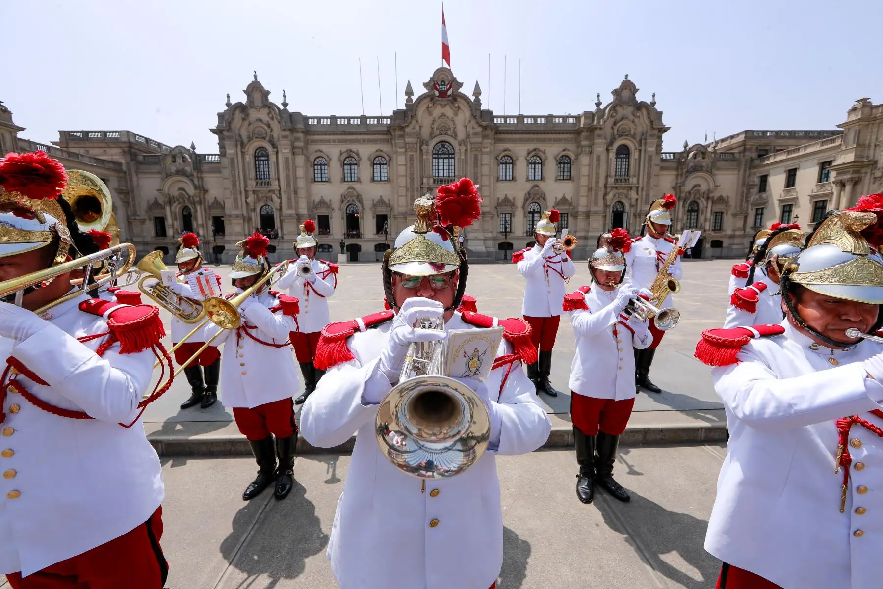 El cambio de guardia es una de las actividades más representativas en el Palacio de Gobierno del Perú, una tradición que se vuelve un espectáculo para quienes pasean por la Plaza de Armas limeña al medio día.

Foto: ANDINA/Prensa Presidencia