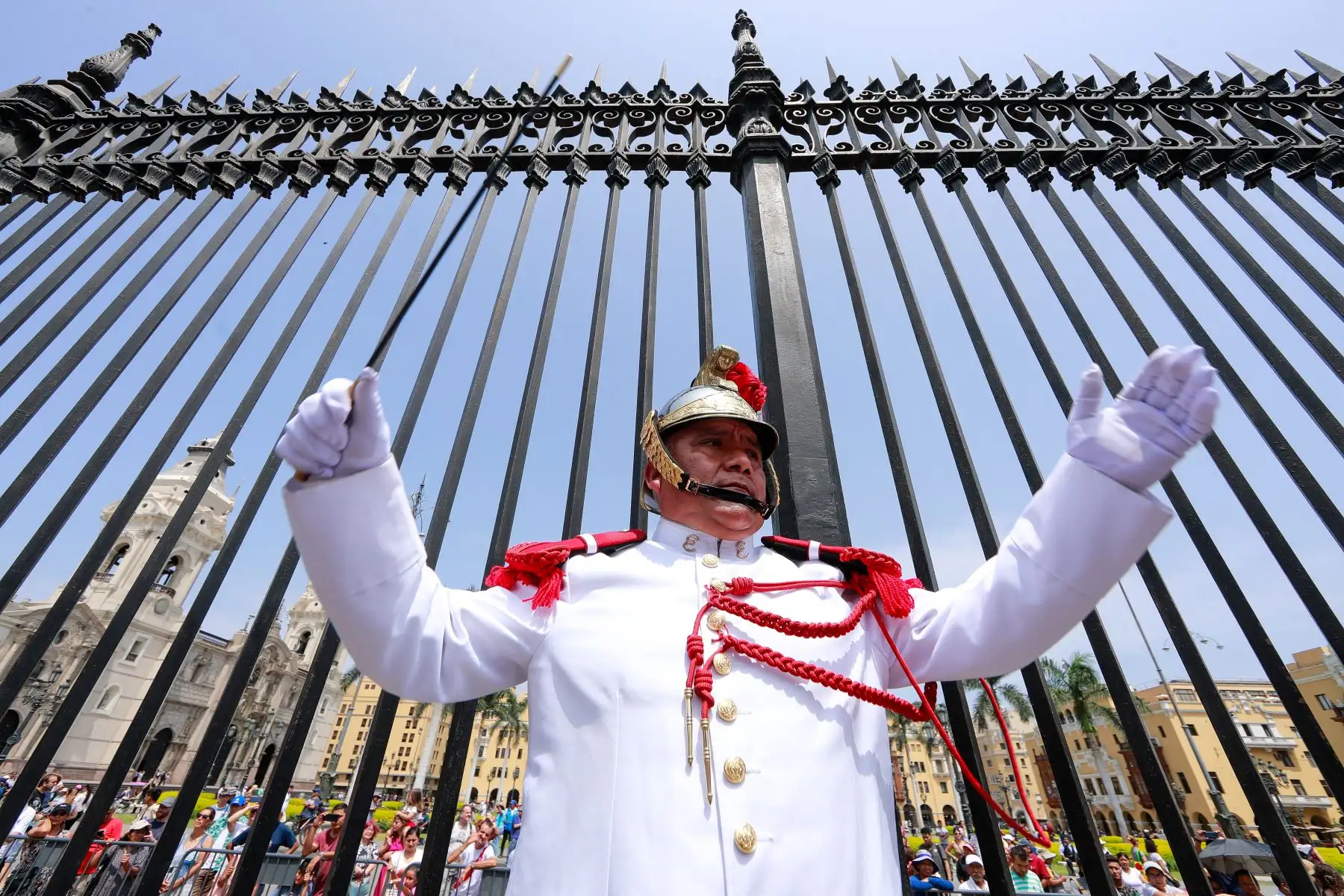 El cambio de guardia es una de las actividades más representativas en el Palacio de Gobierno del Perú, una tradición que se vuelve un espectáculo para quienes pasean por la Plaza de Armas limeña al medio día.

Foto: ANDINA/Prensa Presidencia