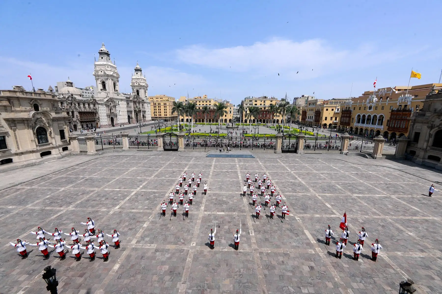 El cambio de guardia es una de las actividades más representativas en el Palacio de Gobierno del Perú, una tradición que se vuelve un espectáculo para quienes pasean por la Plaza de Armas limeña al medio día.

Foto: ANDINA/Prensa Presidencia
