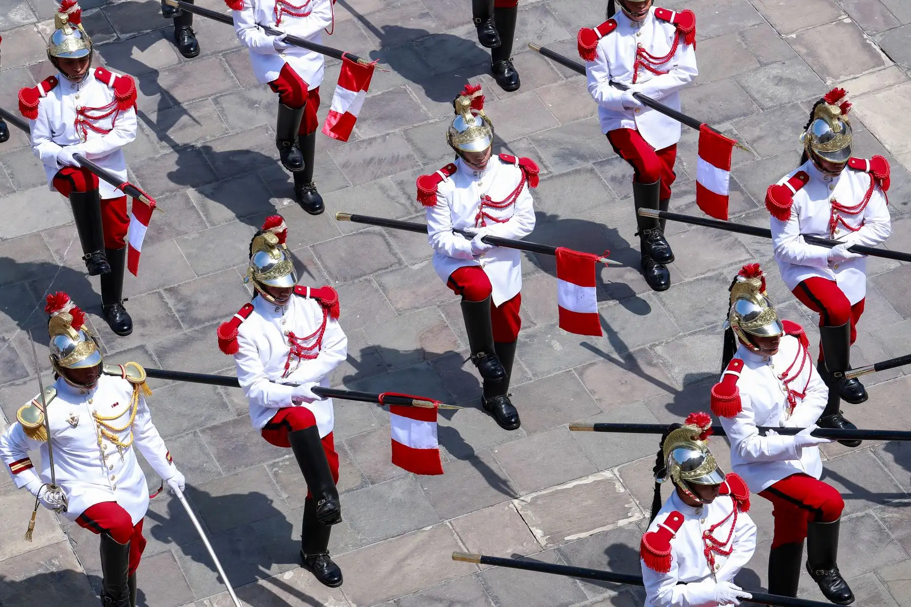 El cambio de guardia es una de las actividades más representativas en el Palacio de Gobierno del Perú, una tradición que se vuelve un espectáculo para quienes pasean por la Plaza de Armas limeña al medio día.

Foto: ANDINA/Prensa Presidencia
