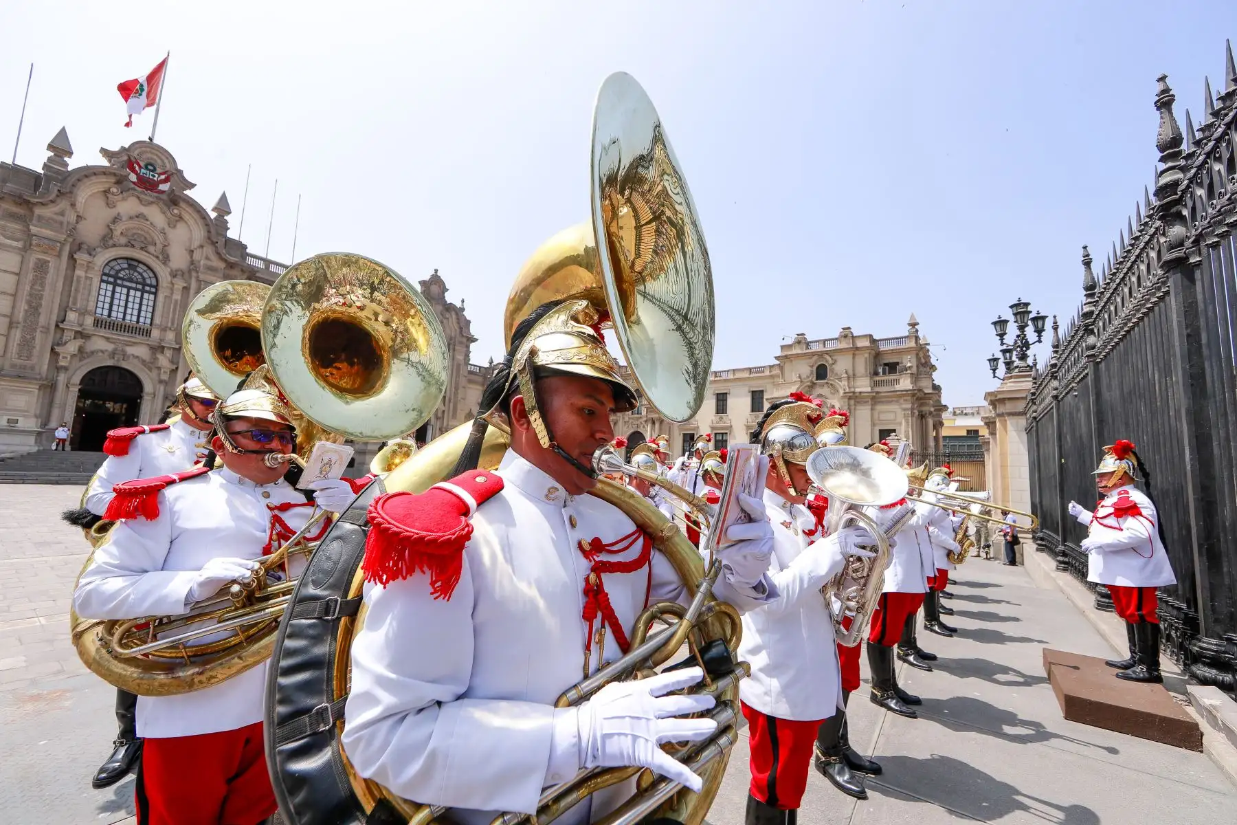 El cambio de guardia es una de las actividades más representativas en el Palacio de Gobierno del Perú, una tradición que se vuelve un espectáculo para quienes pasean por la Plaza de Armas limeña al medio día.

Foto: ANDINA/Prensa Presidencia
