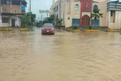 Los truenos fueron intensos y la caída de la lluvia provocó serios aniegos en la principal avenida Tumbes y la calle Arica del barrio San José, lugares más vulnerables de la ciudad por los huecos que hay en las pistas.