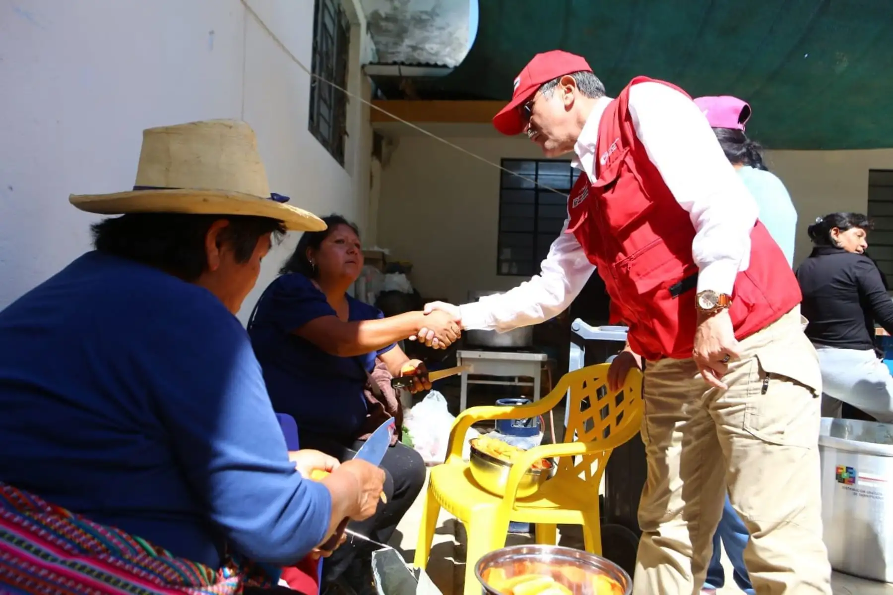 El Ministro de Defensa  Jorge Chavez Cresta  inspecciona la zona baja del derrumbe donde se encuentran trabajando los equipos de primera respuesta del ejercito del Perú, a Policía Nacional  y los Bomberos asimismo, hay maquinaria realizando la remoción de escombros.
Foto: ANDINA/Difusión