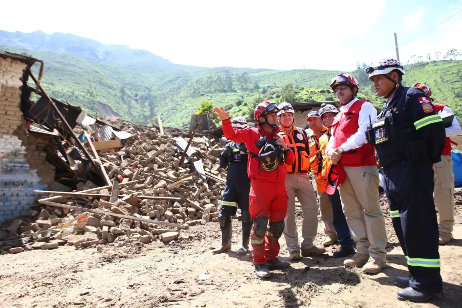 El Ministro de Defensa  Jorge Chavez Cresta  inspecciona la zona baja del derrumbe donde se encuentran trabajando los equipos de primera respuesta del ejercito del Perú, a Policía Nacional  y los Bomberos asimismo, hay maquinaria realizando la remoción de escombros.
Foto: ANDINA/Difusión