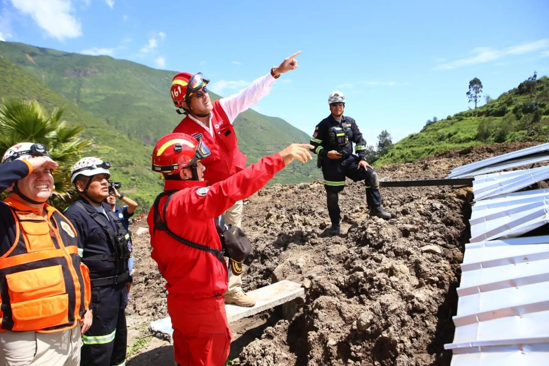 El Ministro de Defensa  Jorge Chavez Cresta  inspecciona la zona baja del derrumbe donde se encuentran trabajando los equipos de primera respuesta del ejercito del Perú, a Policía Nacional  y los Bomberos asimismo, hay maquinaria realizando la remoción de escombros.
Foto: ANDINA/Difusión