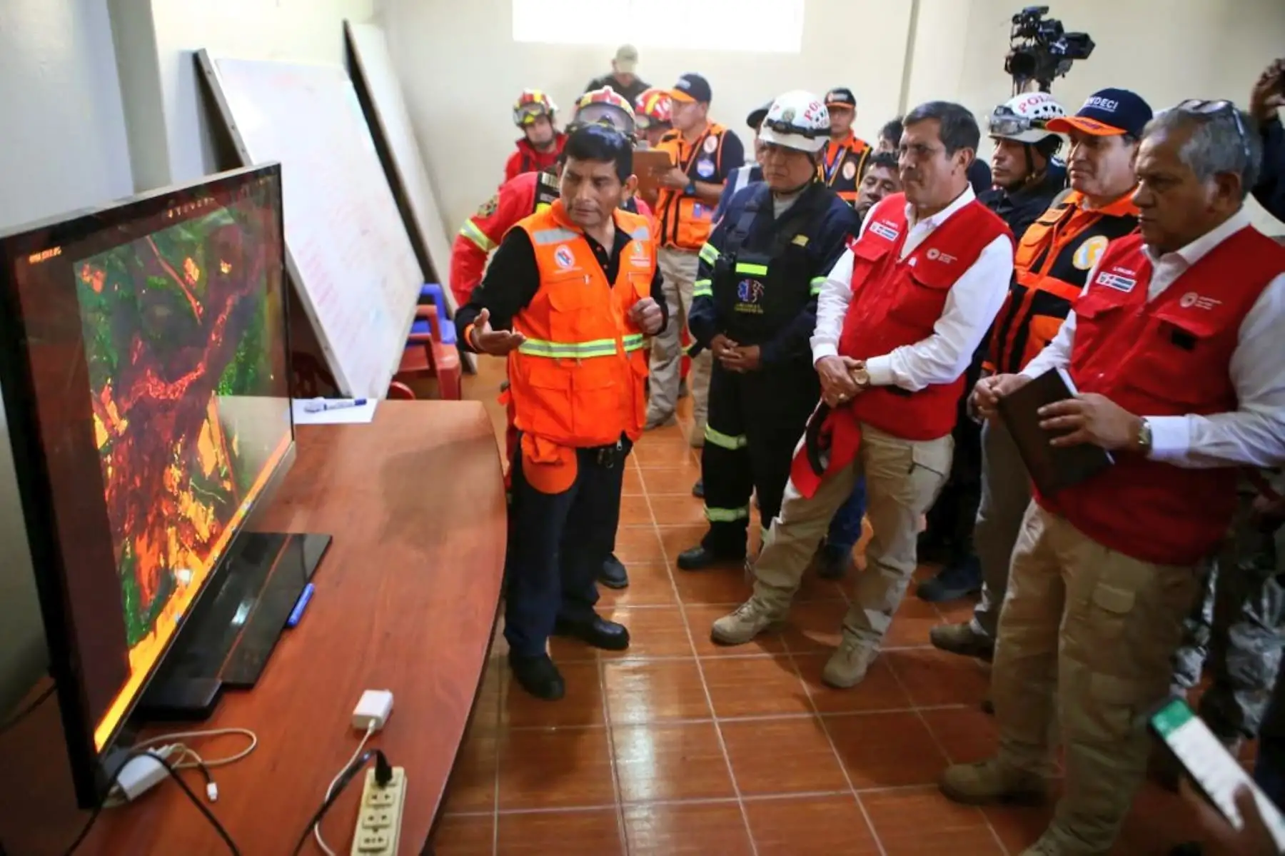 El Ministro de Defensa  Jorge Chavez Cresta  inspecciona la zona baja del derrumbe donde se encuentran trabajando los equipos de primera respuesta del ejercito del Perú, a Policía Nacional  y los Bomberos asimismo, hay maquinaria realizando la remoción de escombros.
Foto: ANDINA/Difusión