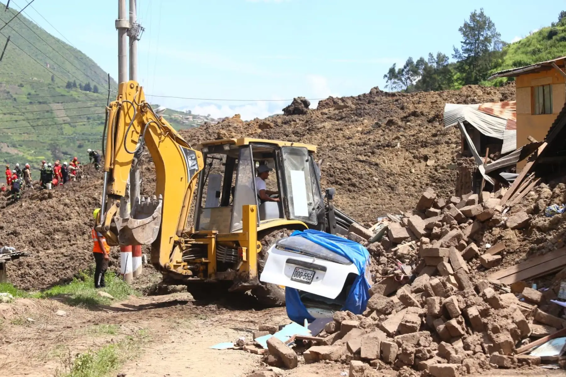 El Ministro de Defensa  Jorge Chavez cresta  inspecciona la zona baja del derrumbe donde se encuentran trabajando los equipos de primera respuesta del ejercito del Perú, a Policía Nacional  y los Bomberos asimismo, hay maquinaria realizando la remoción de escombros.Foto: ANDINA/Difusión