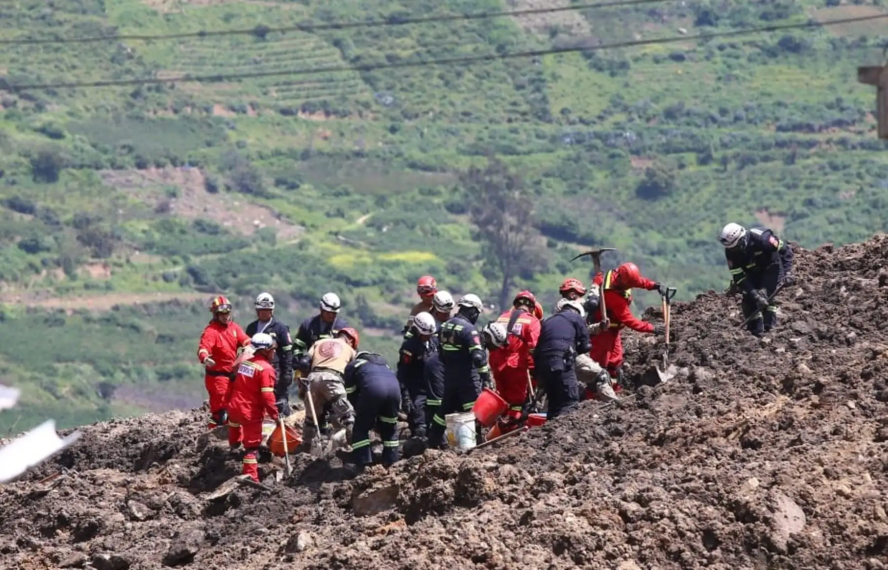 El Ministro de Defensa  Jorge Chavez cresta  inspecciona la zona baja del derrumbe donde se encuentran trabajando los equipos de primera respuesta del ejercito del Perú, a Policía Nacional  y los Bomberos asimismo, hay maquinaria realizando la remoción de escombros.Foto: ANDINA/Difusión