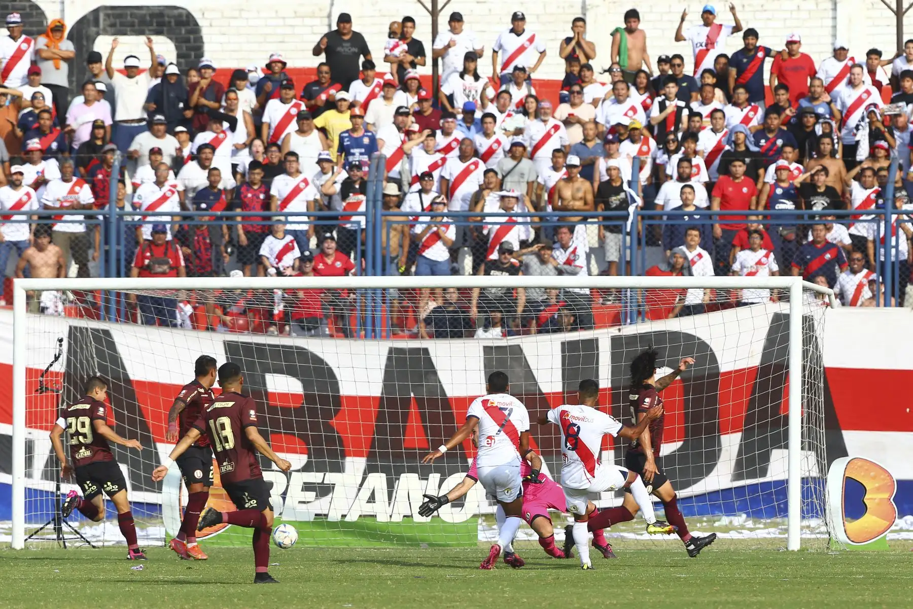 En el minuto 9, Jaurena abrió el marcador tras espectacular huacha de Olivares a Riveros. Foto: ANDINA/Eddy Ramos