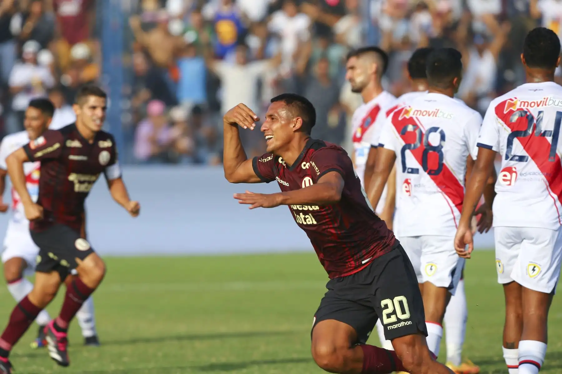 Gol de Universitario. Empató Alex Valera con cabezazo colocado. El delantero marca el empate parcial en el estadio Iván Elías Moreno. Foto: ANDINA/Eddy Ramos