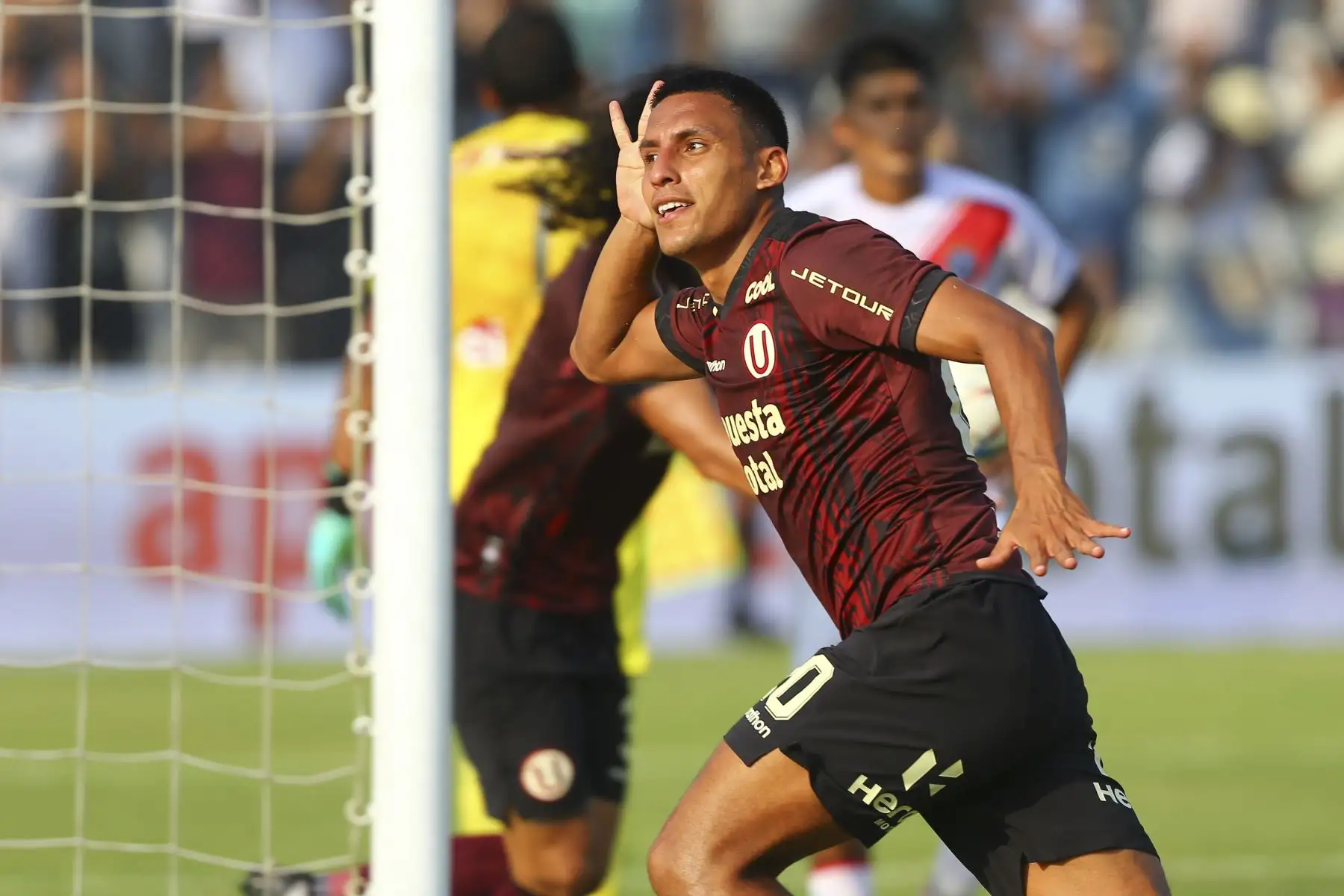 Gol de Universitario. Empató Alex Valera con cabezazo colocado. El delantero marca el empate parcial en el estadio Iván Elías Moreno. Foto: ANDINA/Eddy Ramos
