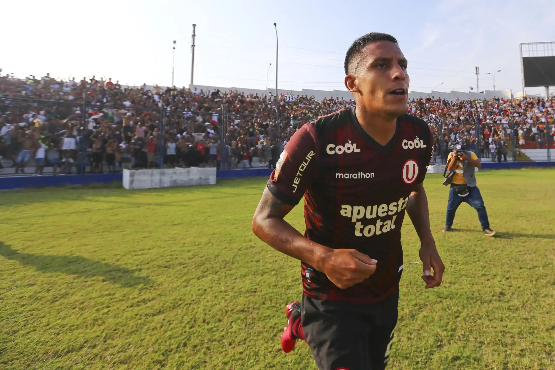 Gol de Universitario. Empató Alex Valera con cabezazo colocado. El delantero marca el empate parcial en el estadio Iván Elías Moreno. Foto: ANDINA/Eddy Ramos