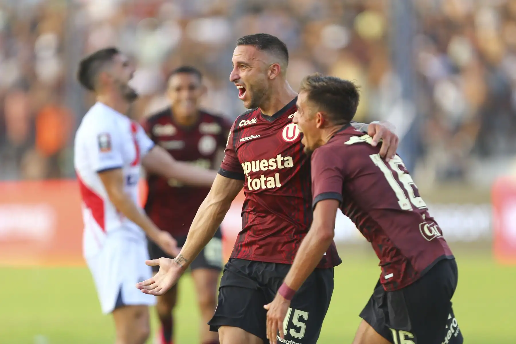 Universitario celebra su segundo gol, gracias a Emanuel Herrera. Foto: ANDINA/Eddy Ramos