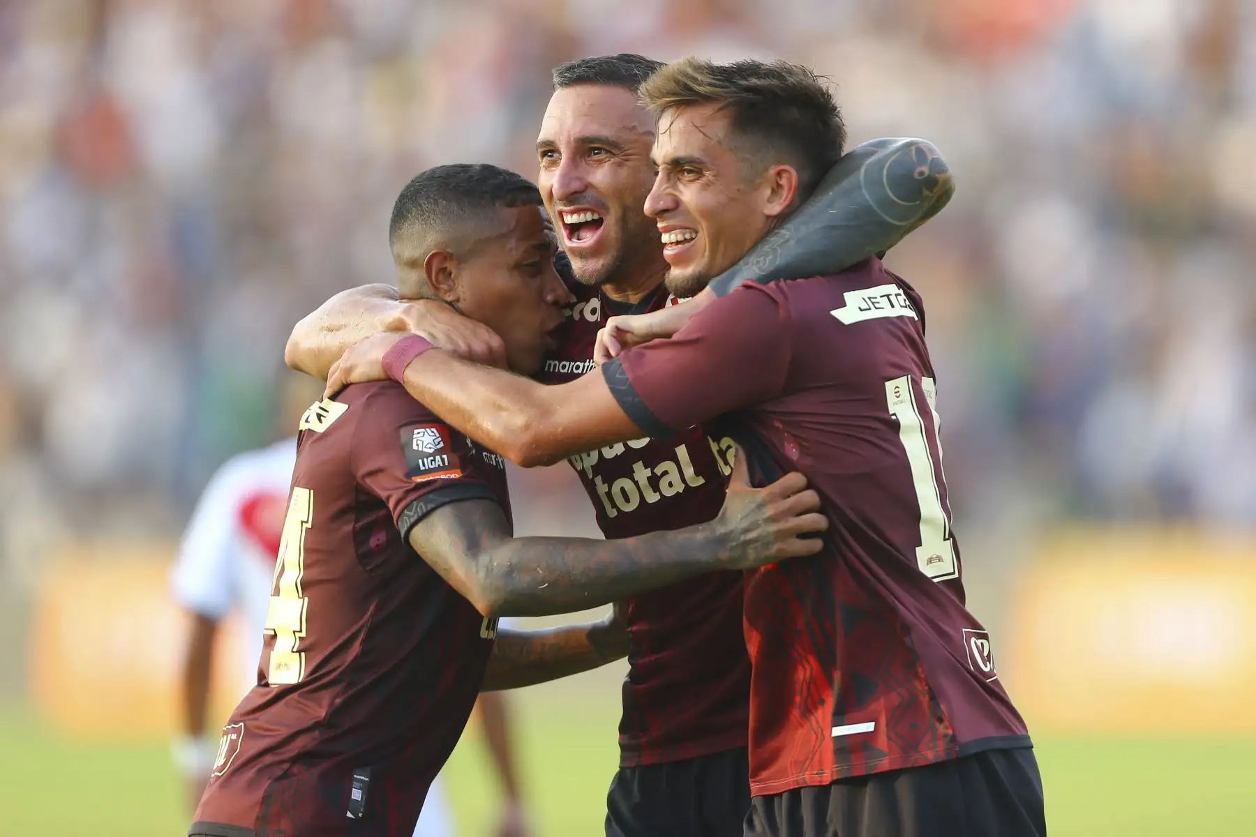 Universitario celebra su segundo gol, gracias a Emanuel Herrera. Foto: ANDINA/Eddy Ramos