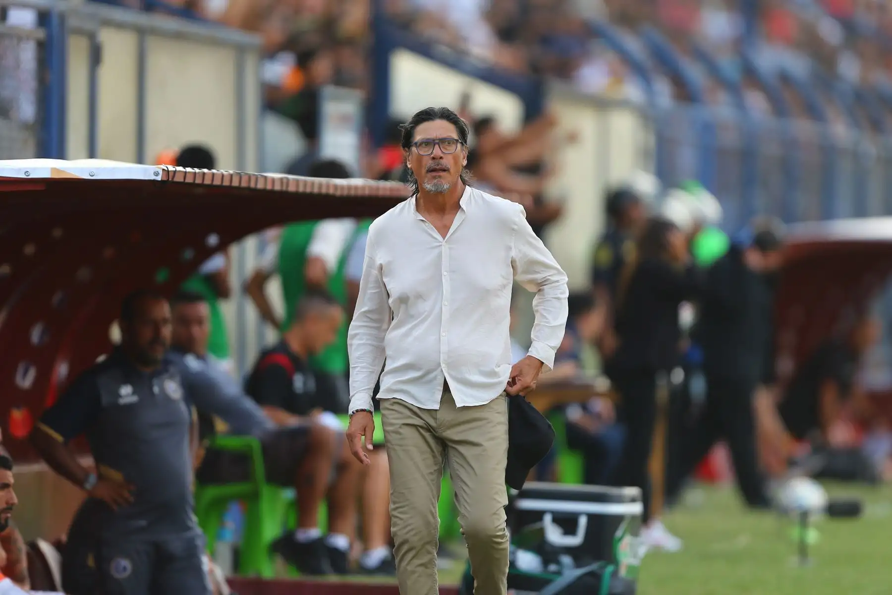 Ángel  Comizzo, actual director técnico de Deportivo Municipal,dirige a sus jugadores en partido jugado en el estadio Iván Elías Moreno de Villa El Salvador, donde el club Universitario ganó ante el Deportivo Municipal.
Foto: ANDINA/Eddy Ramos
