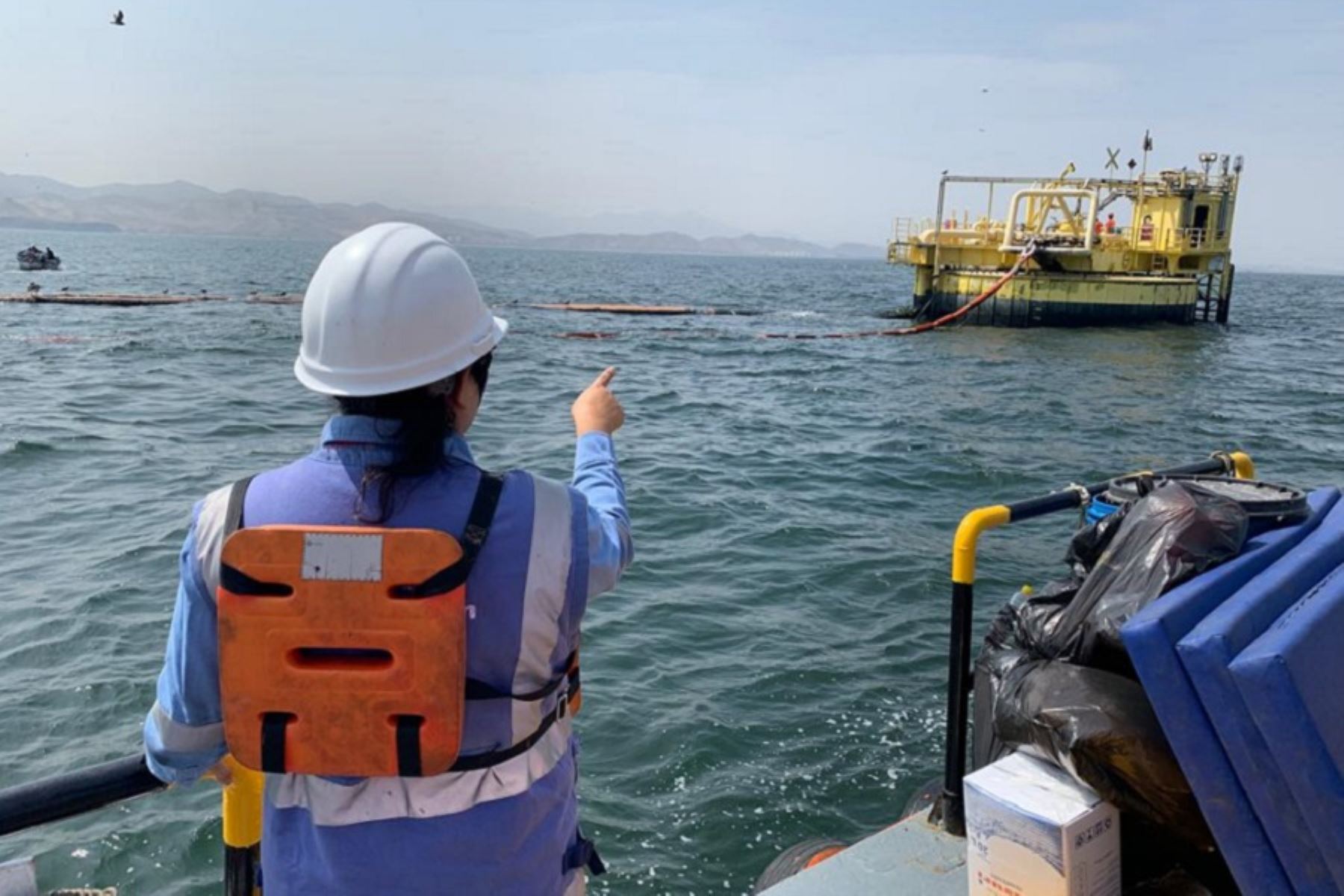 Personal de Osinergmin realizó inspección del mar frente a la refinería La Pampilla, ante supuesto derrame de petróleo. Foto: Cortesía.