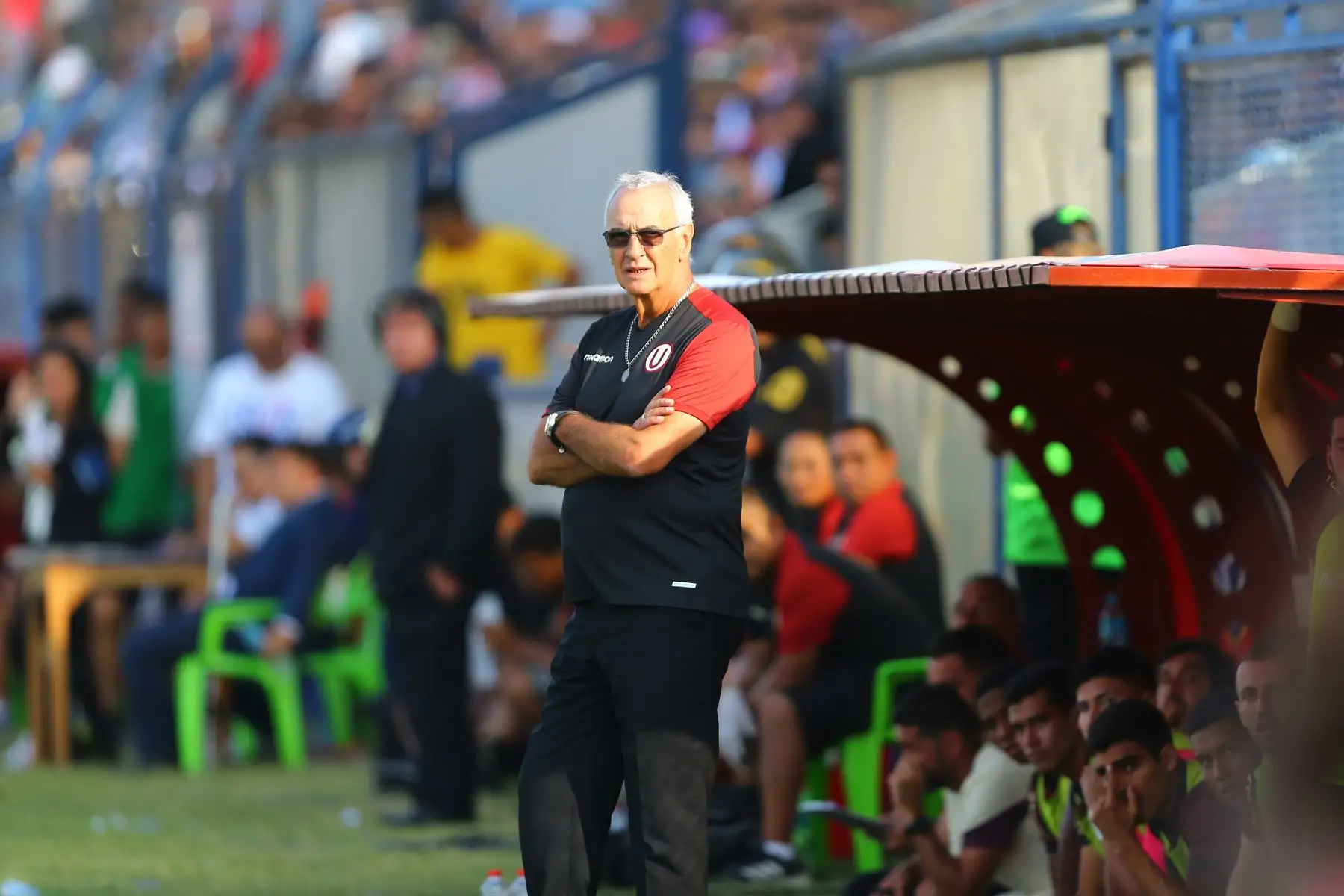 Jorge Fossati, actual director técnico de Universitario de Deportes, dirige a sus jugadores en  partido jugado en el estadio Iván Elías Moreno de Villa El Salvador, donde el club Universitario ganó ante el Deportivo Municipal.
Foto: ANDINA/Eddy Ramos