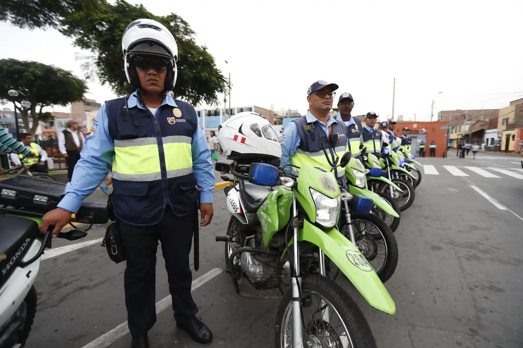 En Surco se refuerza la seguridad ciudadana con el Patrullaje Integrado de la Policía Nacional del Perú (PNP) y el Serenazgo Municipal del distrito. Participan en la actividad el ministro del Interior, Vicente Romero; el alcalde de Surco, Carlos Bruce; el jefe de la Región Policial Lima, Gral. PNP Víctor Zanabria, entre otras autoridades. Foto: ANDINA/ Daniel Bracamonte