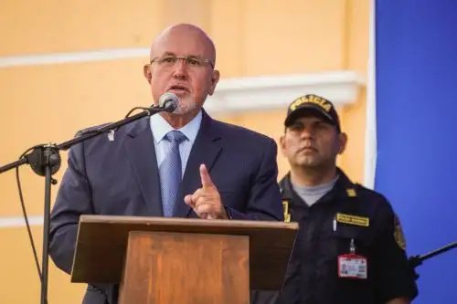 El alcalde de Surco, Carlos Bruce, y el ministro del Interior, Vicente Romero, participaron hoy en la Ceremonia de presentación de trabajo conjunto de patrullaje integrado entre la Policía y dicho municipio, donde también se realizó el homenaje al valeroso sereno Luis Manrique. Foto: Twitter
