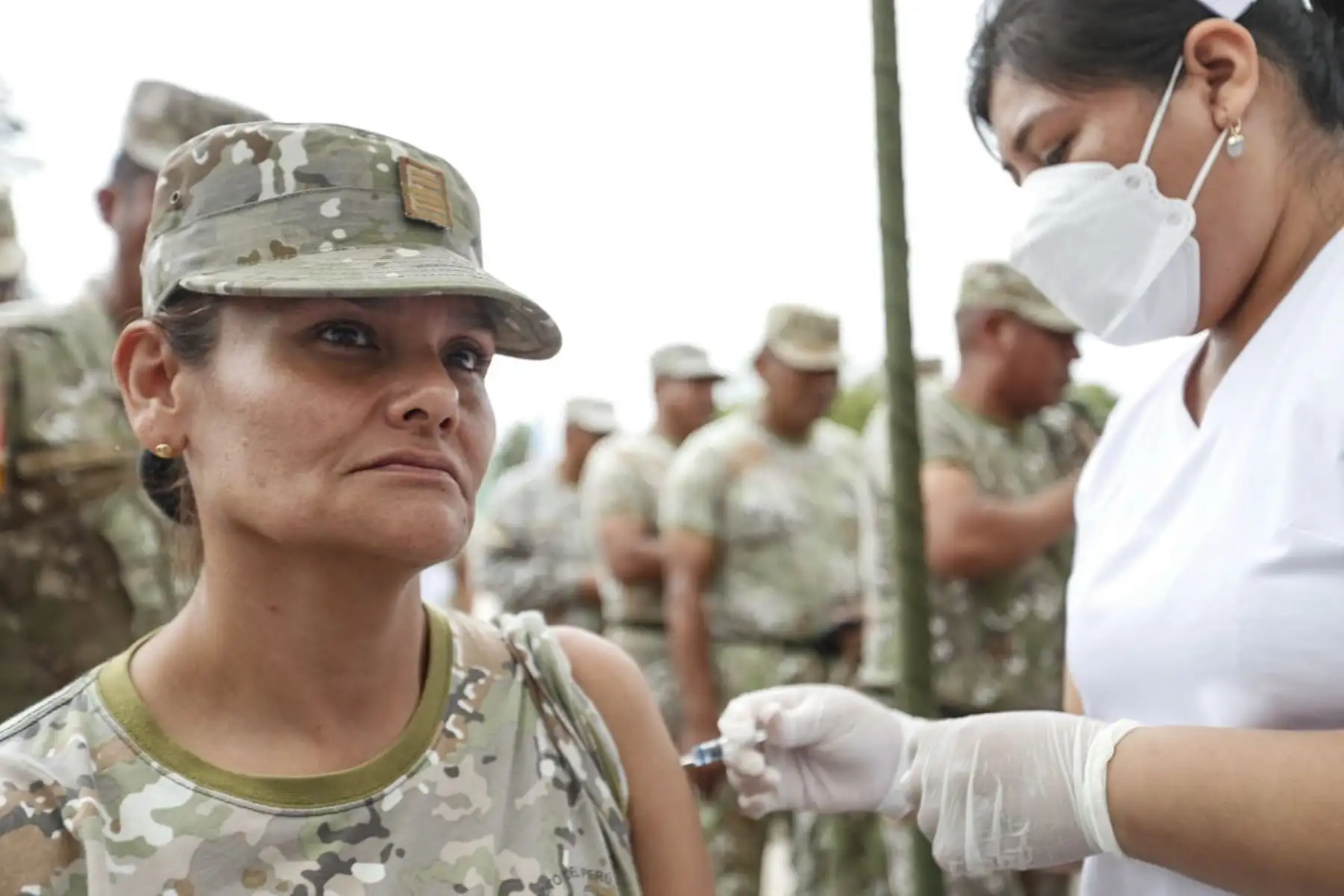 El Ministerio de Salud, a través de la Dirección de Redes Integradas de Salud (Diris) Lima sur, vacuna 5000 miembros del Ejército contra la influenza en la sede del Comando de Educación y Doctrina del Ejército (COEDE), en Chorrillos. Foto: ANDINA/ Daniel Bracamonte