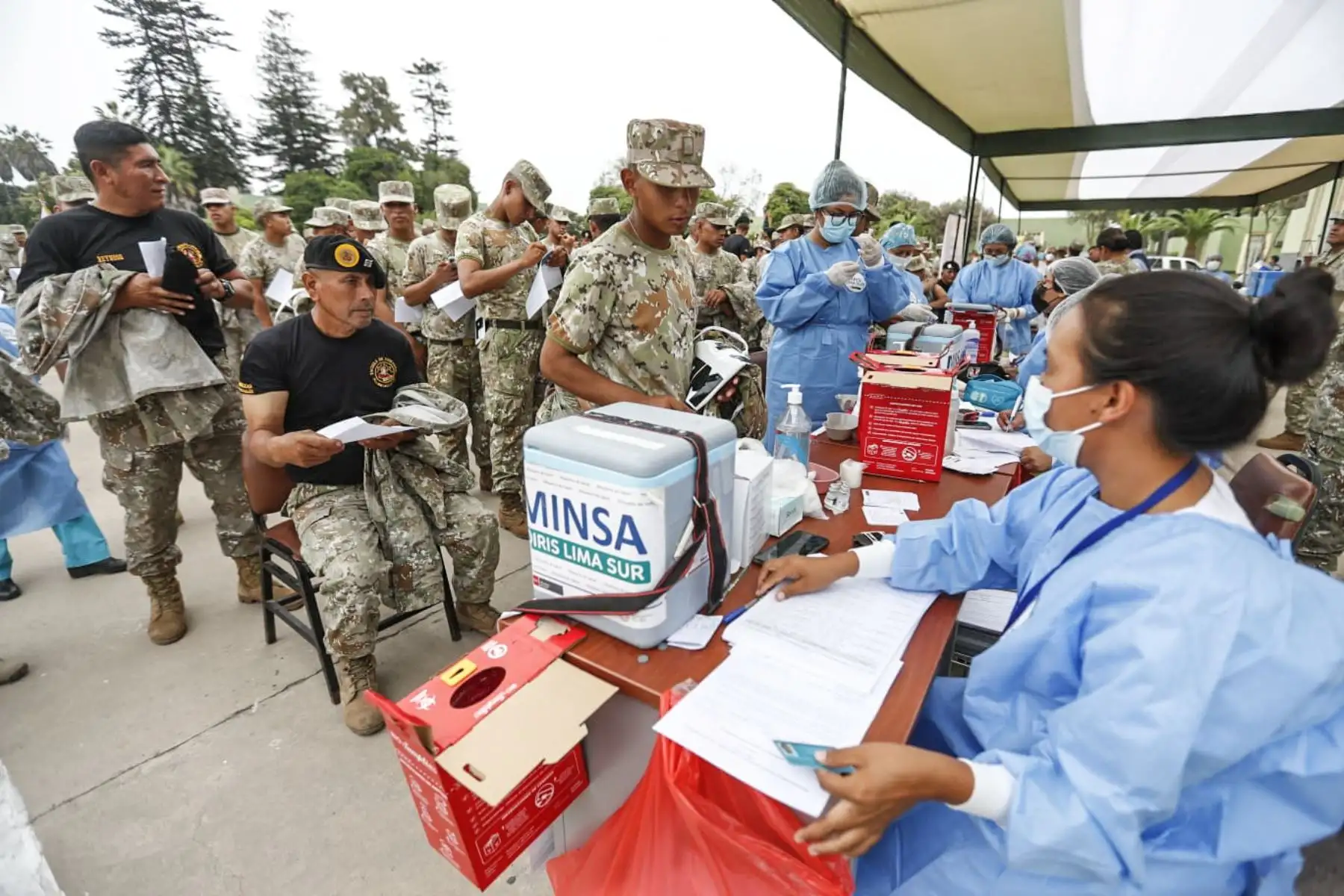 El Ministerio de Salud, a través de la Dirección de Redes Integradas de Salud (Diris) Lima sur, vacuna 5000 miembros del Ejército contra la influenza en la sede del Comando de Educación y Doctrina del Ejército (COEDE), en Chorrillos. Foto: ANDINA/ Daniel Bracamonte