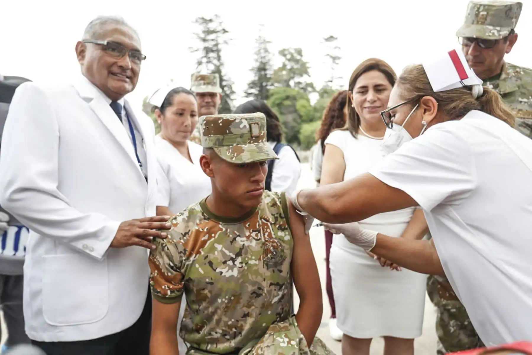 El inicio de esta vacunación contra la influenza fue presidido por la ministra de Salud, Rosa Gutiérrez, y el Comandante General del Comando de Educación y Doctrina del Ejército, Gral. Carlos Rabanal. Foto: ANDINA/ Daniel Bracamonte