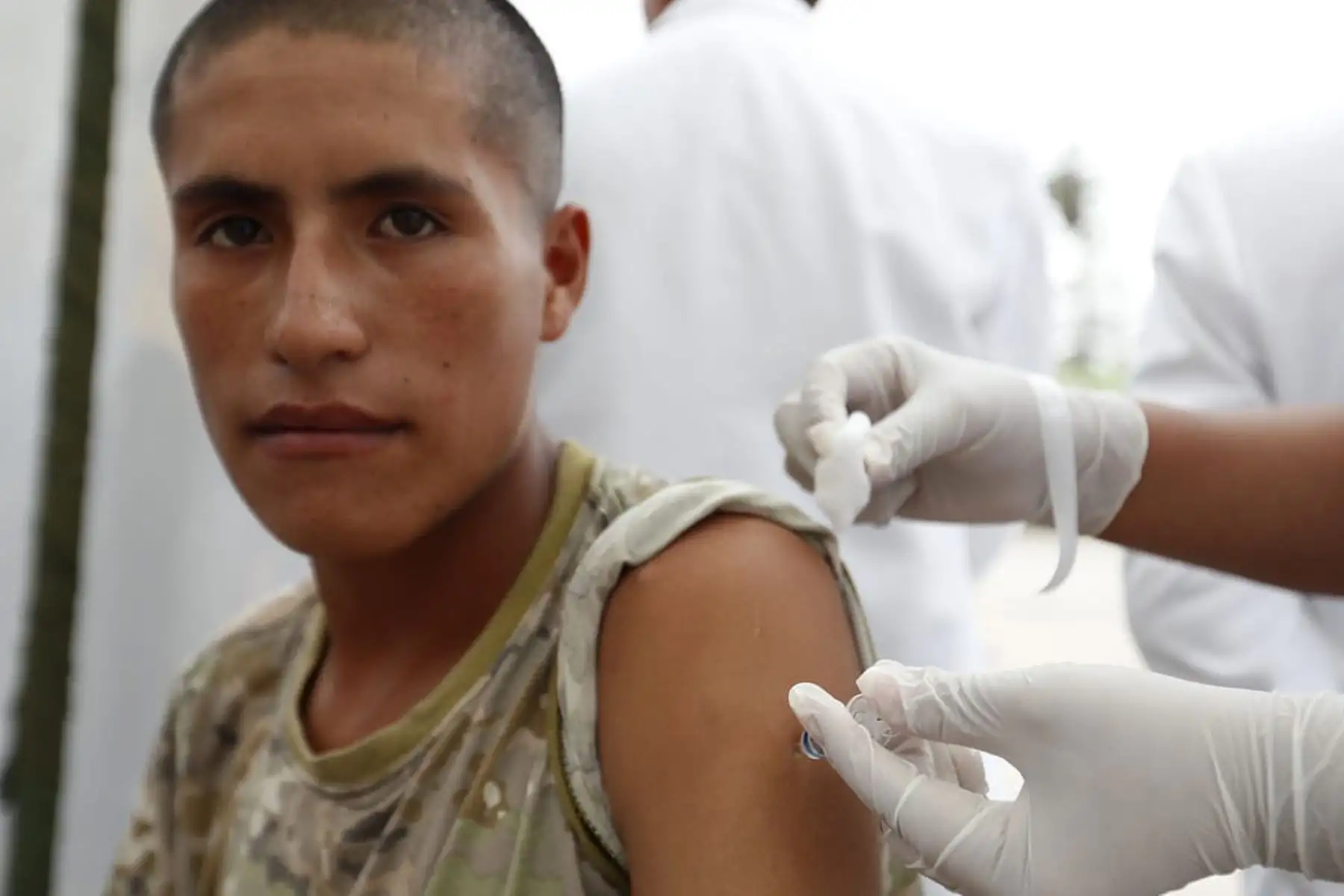 Jornada de vacunación contra la influenza dirigido a más de 5000 personas entre los que se encuentran oficiales, técnicos, sub oficiales y personal de tropa. Foto: ANDINA/ Daniel Bracamonte