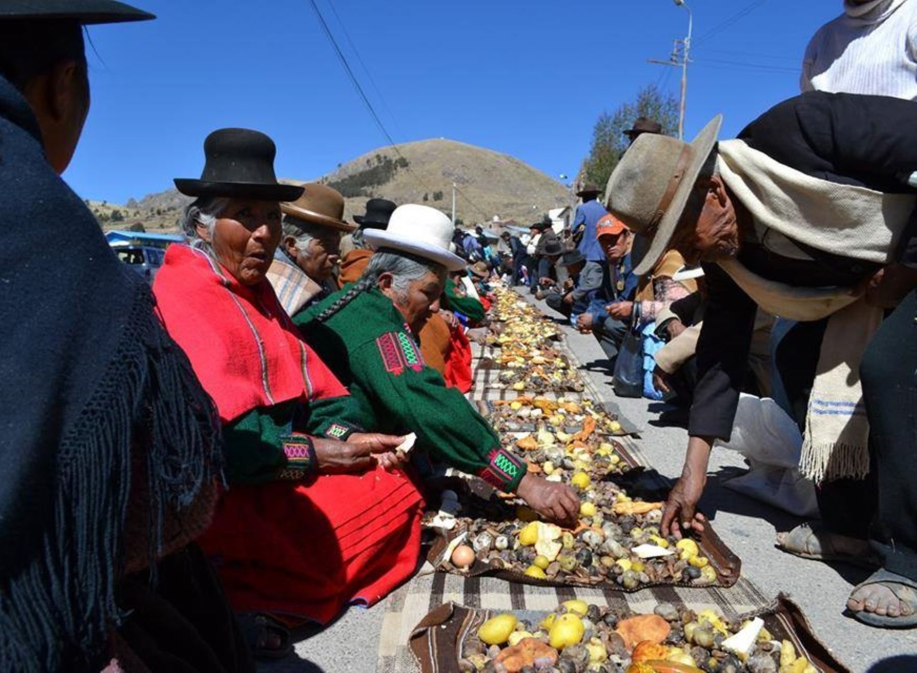 Puno busca reforzar su identidad cultural y organiza para junio el quqawi más grande del mundo, la costumbre ancestral de compartir la comida con la comunidad. Foto: Juan Humberto Ccopa