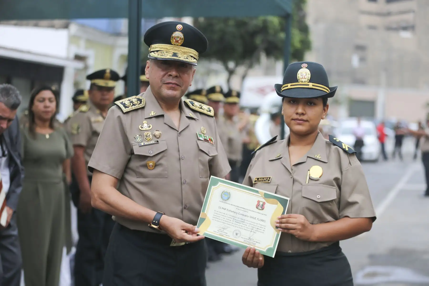 Geneal PNP Luis Fernando Reátegui Lazarte entrega diplima de reconocimiento a la PNP Esthefany Consuelo Sihue Flores, en el marco del XLV Aniversario de creación de la División de Protección contra la Violencia Familiar, al haber superado las estadísticas en la detección de casos en el mes de marzo 2023. Foto: ANDINA/Tatiana Gamarra