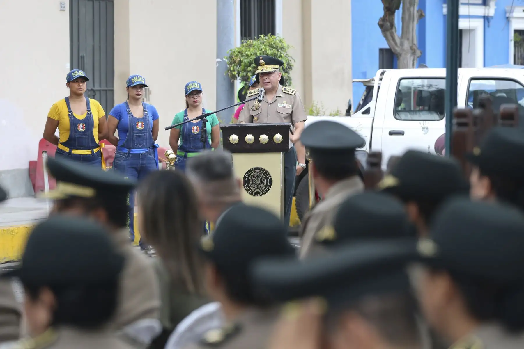 General PNP Luis Fernando Reátegui Lazarte, se dirige al público asistente durante la Ceremonia por el XLV Aniversario de creación de la División de Protección contra la Violencia Familiar. Foto: ANDINA/Tatiana Gamarra