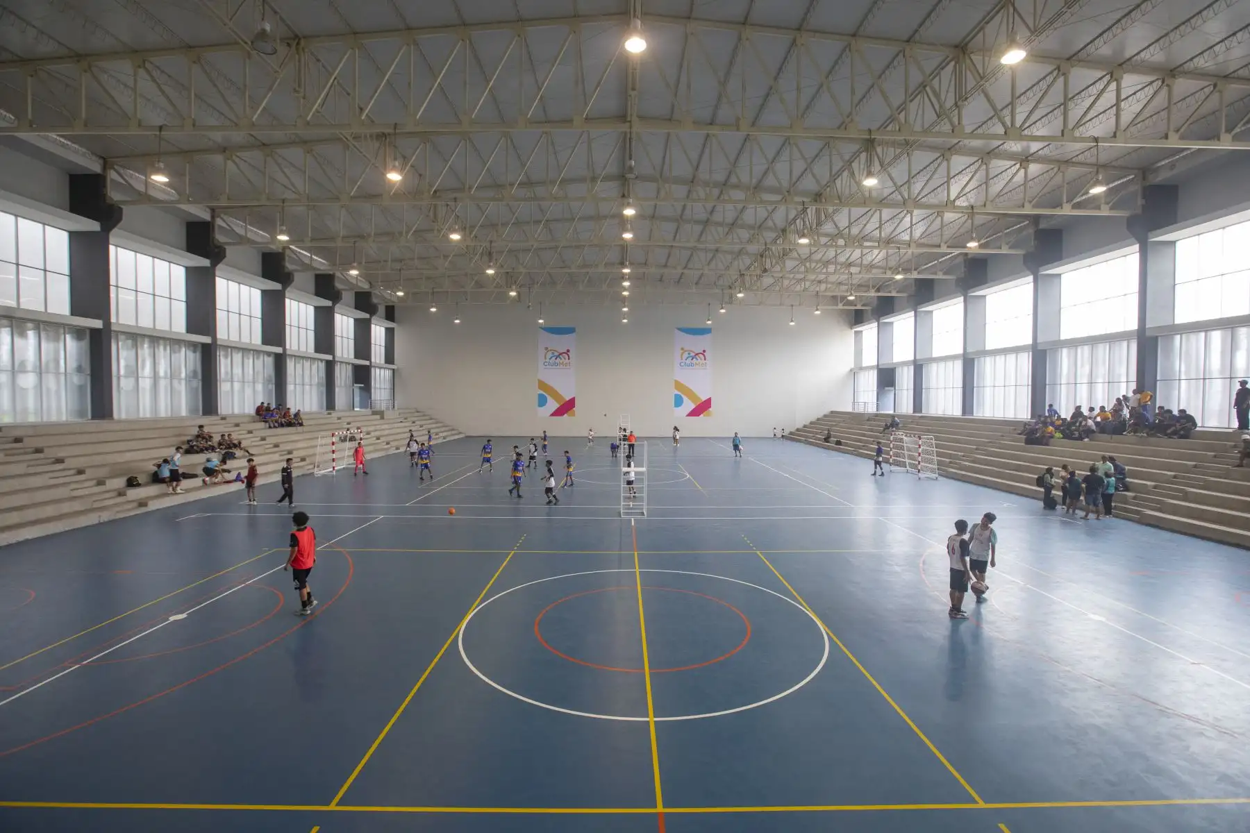 Polideportivo: dará una oferta de practica de futsal, básquet y vóley de alta competencia para los vecinos.
El Polideportivo, tiene una área de más de 4 mil m². Cuenta con 3 campos de voley,  3 campos de futsal y 3 campos de basket, con camerinos, baños y vestuarios, entre otros. Las instalaciones tienen capacidad para realización  grandes eventos con un aforo de más de 500 personas. Foto: ANDINA/Municipalidad de Lima