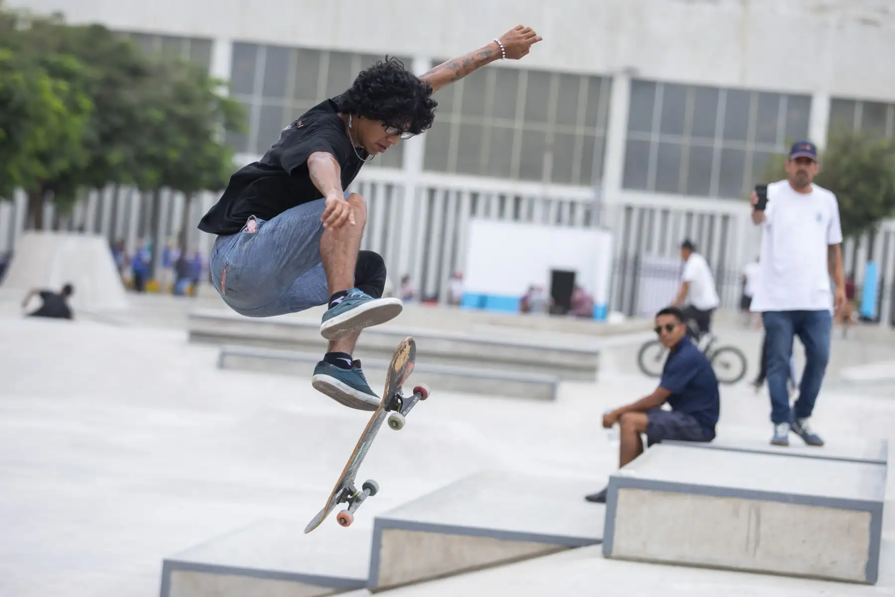El skatepark cuenta con rampas, un volcán central en la zona de calle, cajas, barandas, entre otros para la práctica del skate, BMX, freestyle y patines en línea. Foto: ANDINA/Municipalidad de Lima