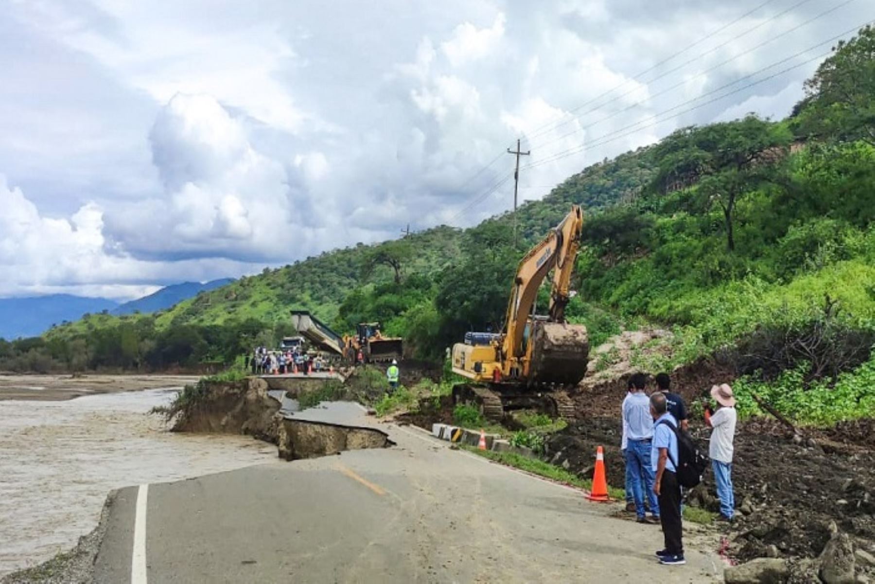 Piura: inician trabajos para reparar carretera en Canchaque destruida por erosión del río.