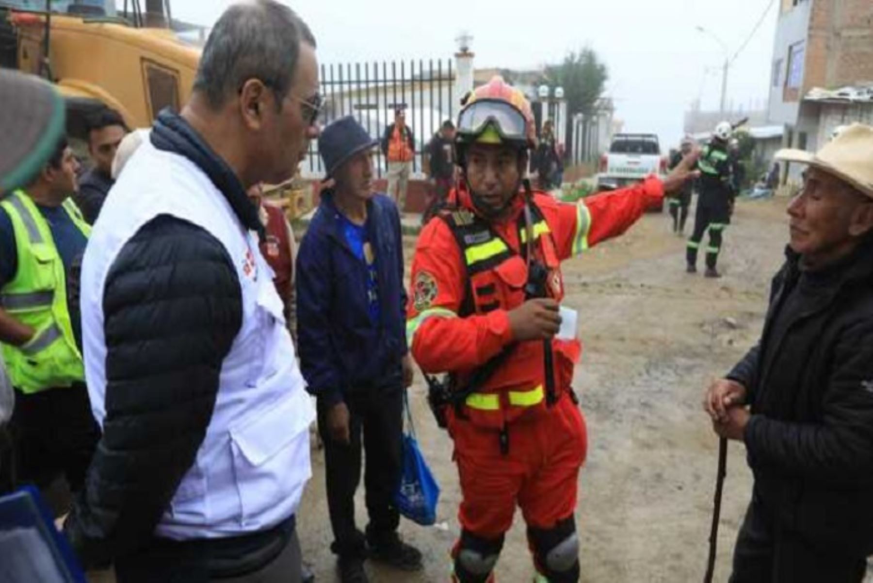 El viceministro de Justicia se reunió con los bomberos, brigadas de la Policía Nacional, Indeci, gobierno regional, alcalde de La Perla y dirigentes comunales.