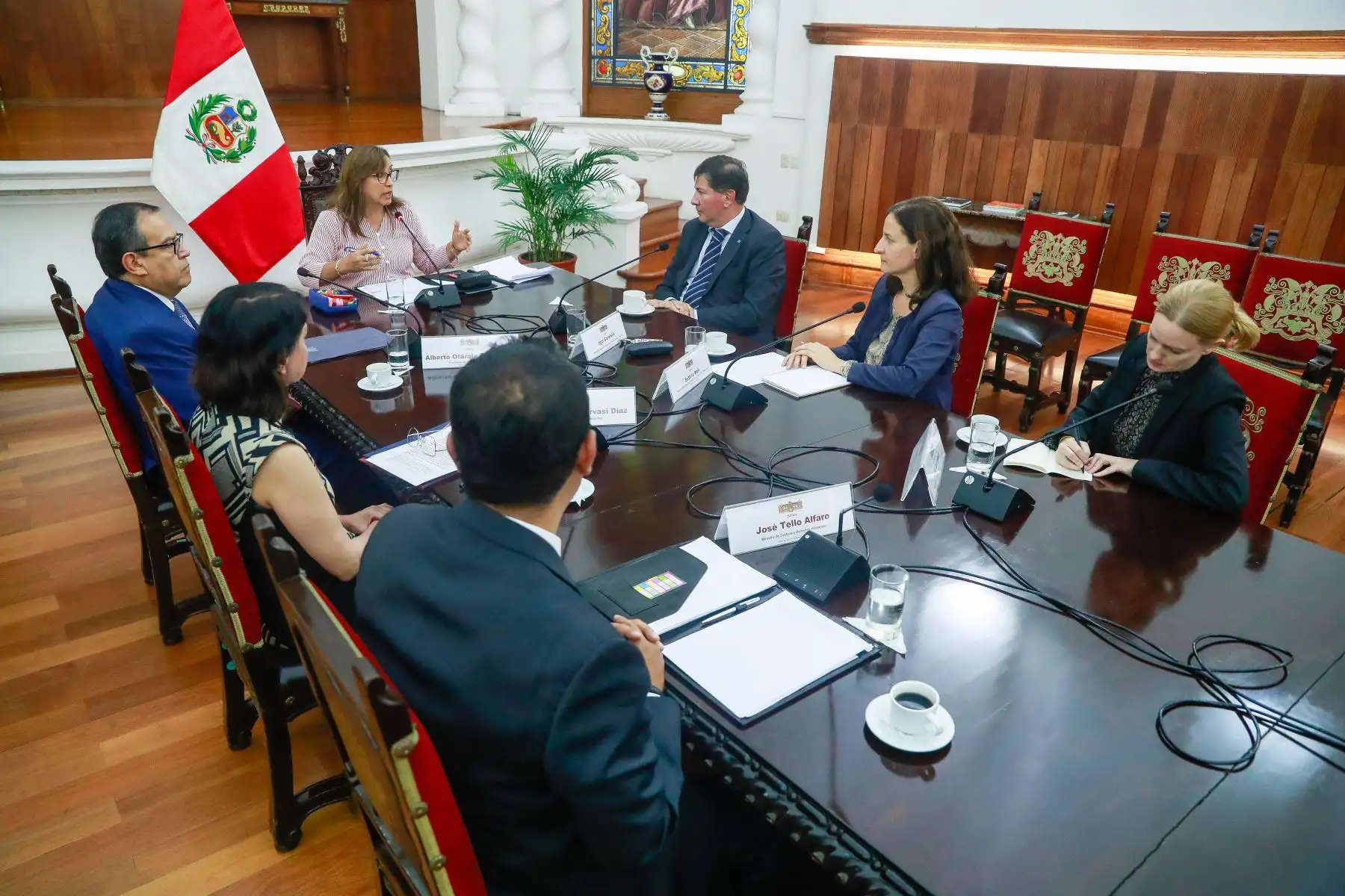 La presidenta de la República, Dina Boluarte,acompañada por el presidente del Consejo de Ministros, Alberto Otárola y la ministra de Relaciones Exteriores, Ana Cecilia Gervasi, sostuvo el día de hoy una reunión con representantes de la Naciones Unidas en Palacio de Gobierno. 
Foto: ANDINA/Presidencia Perú