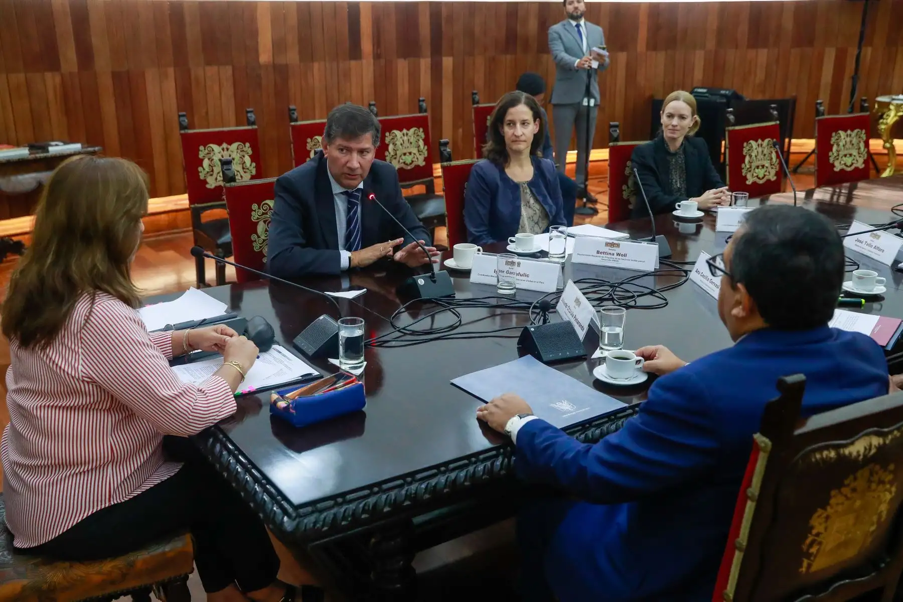 La presidenta de la República, Dina Boluarte,acompañada por el presidente del Consejo de Ministros, Alberto Otárola y la ministra de Relaciones Exteriores, Ana Cecilia Gervasi, sostuvo el día de hoy una reunión con representantes de la Naciones Unidas en Palacio de Gobierno. 
Foto: ANDINA/Presidencia Perú