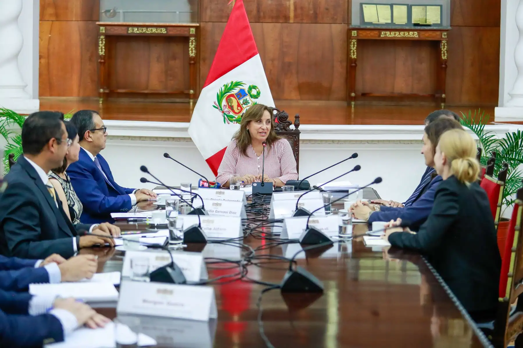La presidenta de la República, Dina Boluarte,acompañada por el presidente del Consejo de Ministros, Alberto Otárola y la ministra de Relaciones Exteriores, Ana Cecilia Gervasi, sostuvo el día de hoy una reunión con representantes de la Naciones Unidas en Palacio de Gobierno. 
Foto: ANDINA/Presidencia Perú