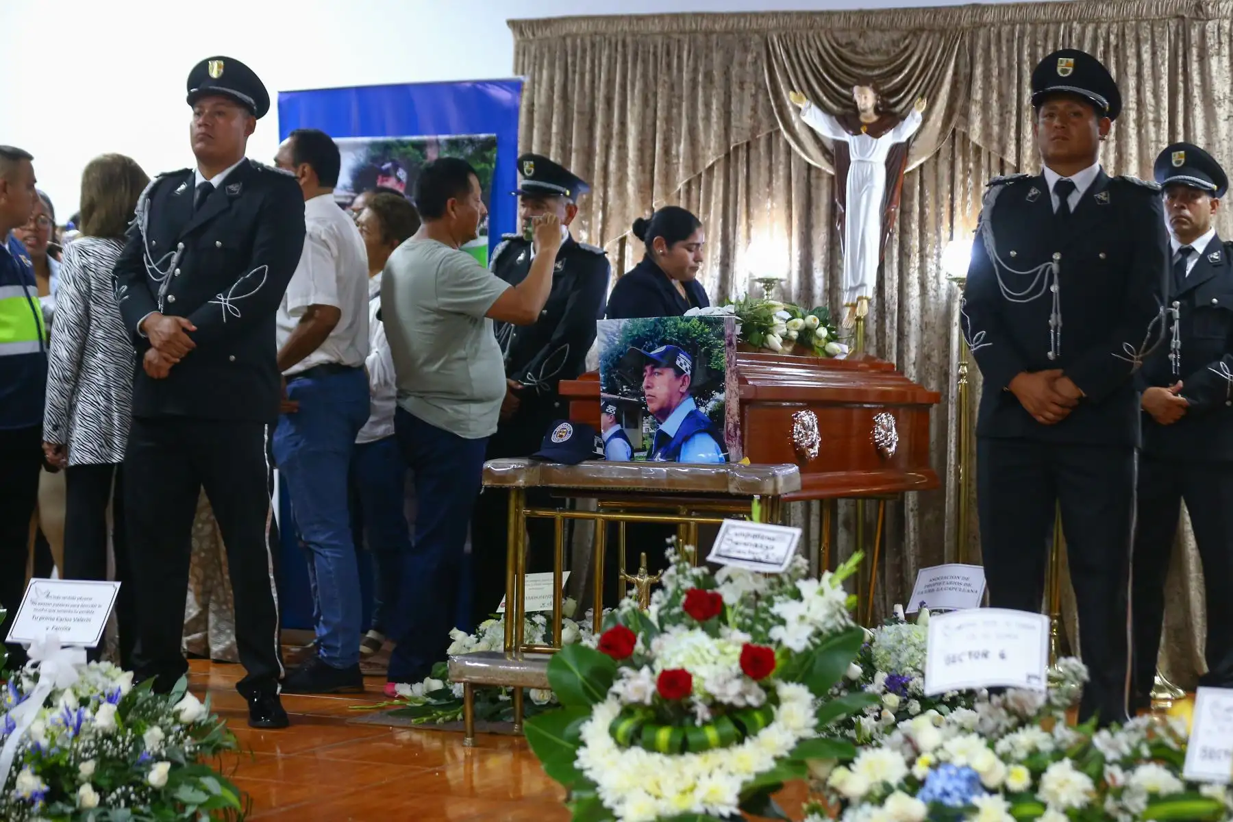 Familiares y amigos acuden al velorio del agente de seguridad municipal de Surco, Luis Justino Manrique Pizarro. El alcalde de Surco, Carlos Bruce, los compañeros del equipo de serenazgo del distrito y los familiares, acompañan la llegada del féretro y rinden homenaje al valeroso sereno quien entregó la vida al servicio del distrito.
Foto: ANDINA/Eddy Ramos