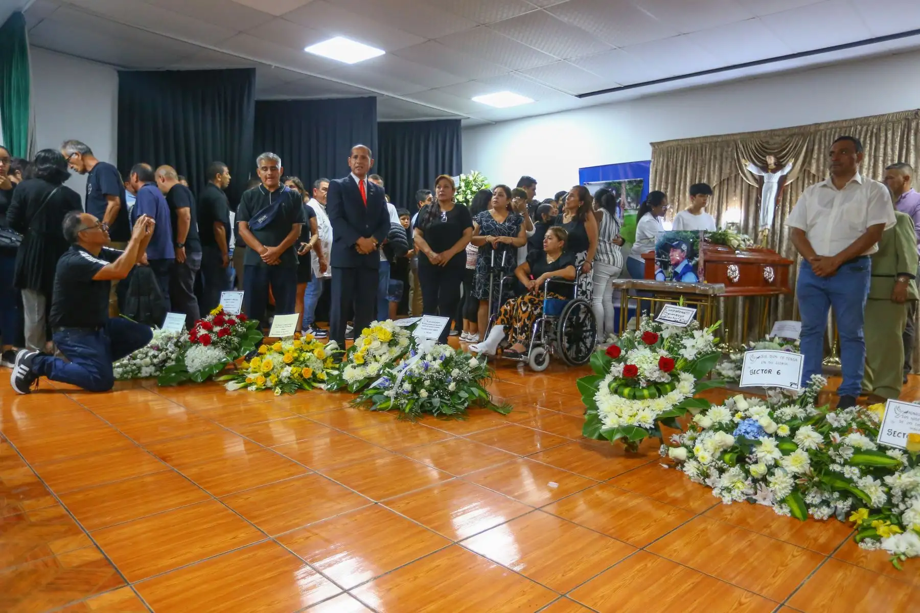 Familiares y amigos acuden al velorio del agente de seguridad municipal de Surco, Luis Justino Manrique Pizarro. El alcalde de Surco, Carlos Bruce, los compañeros del equipo de serenazgo del distrito y los familiares, acompañan la llegada del féretro y rinden homenaje al valeroso sereno quien entregó la vida al servicio del distrito.
Foto: ANDINA/Eddy Ramos