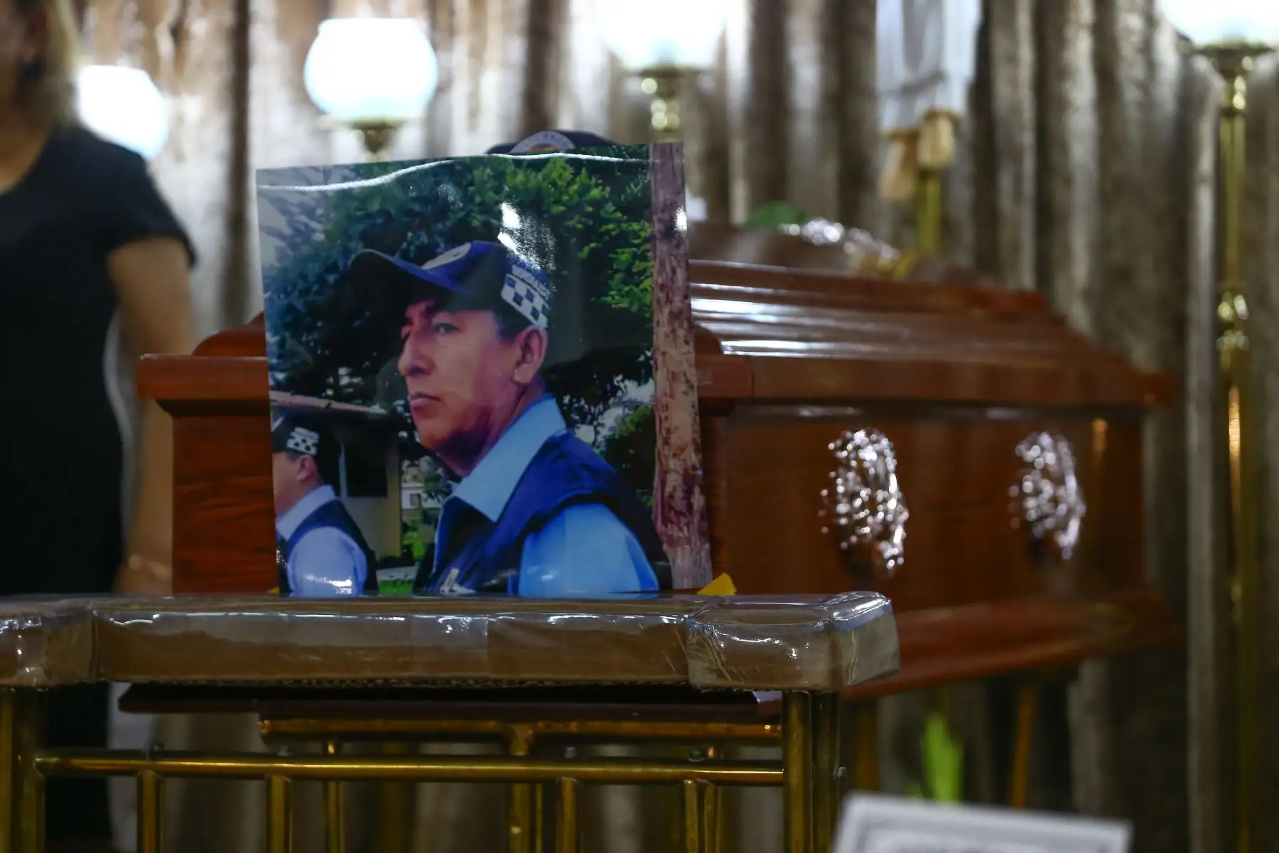 Familiares y amigos acuden al velorio del agente de seguridad municipal de Surco, Luis Justino Manrique Pizarro. El alcalde de Surco, Carlos Bruce, los compañeros del equipo de serenazgo del distrito y los familiares, acompañan la llegada del féretro y rinden homenaje al valeroso sereno quien entregó la vida al servicio del distrito.
Foto: ANDINA/Eddy Ramos