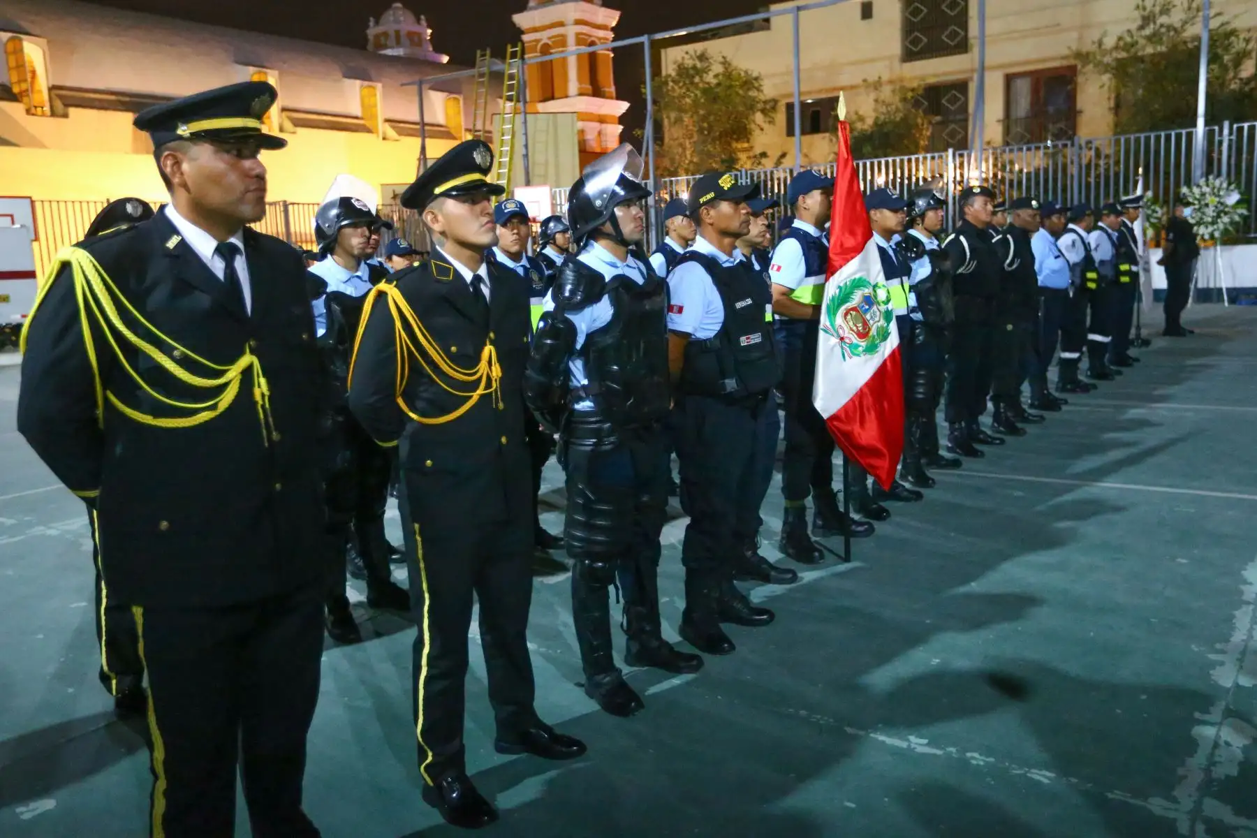 Familiares y amigos acuden al velorio del agente de seguridad municipal de Surco, Luis Justino Manrique Pizarro. El alcalde de Surco, Carlos Bruce, los compañeros del equipo de serenazgo del distrito y los familiares, acompañan la llegada del féretro y rinden homenaje al valeroso sereno quien entregó la vida al servicio del distrito.
Foto: ANDINA/Eddy Ramos