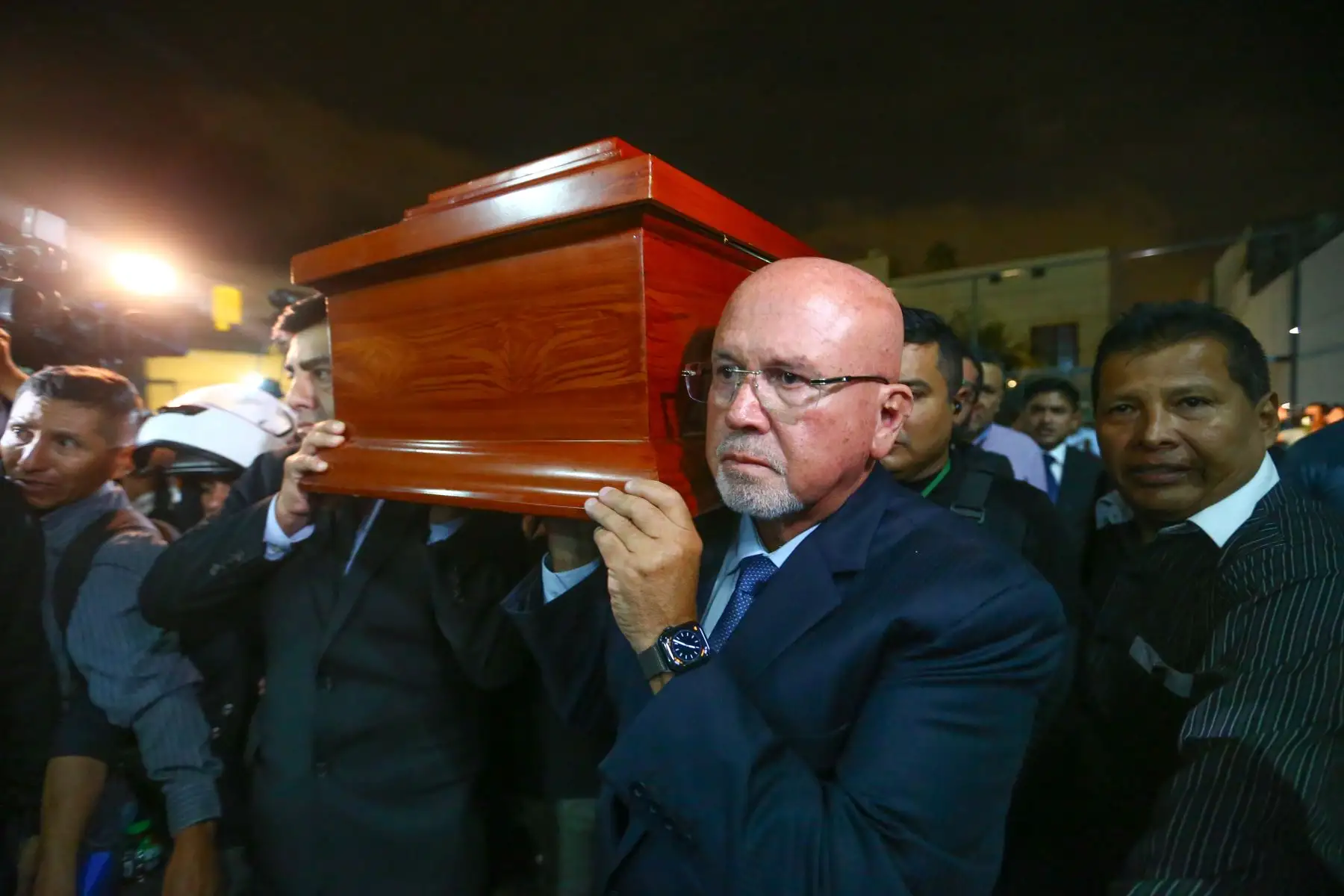 Familiares y amigos acuden al velorio del agente de seguridad municipal de Surco, Luis Justino Manrique Pizarro. El alcalde de Surco, Carlos Bruce, los compañeros del equipo de serenazgo del distrito y los familiares, acompañan la llegada del féretro y rinden homenaje al valeroso sereno quien entregó la vida al servicio del distrito.
Foto: ANDINA/Eddy Ramos