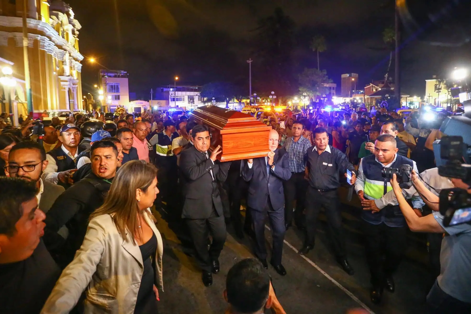 Familiares y amigos acuden al velorio del agente de seguridad municipal de Surco, Luis Justino Manrique Pizarro. El alcalde de Surco, Carlos Bruce, los compañeros del equipo de serenazgo del distrito y los familiares, acompañan la llegada del féretro y rinden homenaje al valeroso sereno quien entregó la vida al servicio del distrito.
Foto: ANDINA/Eddy Ramos