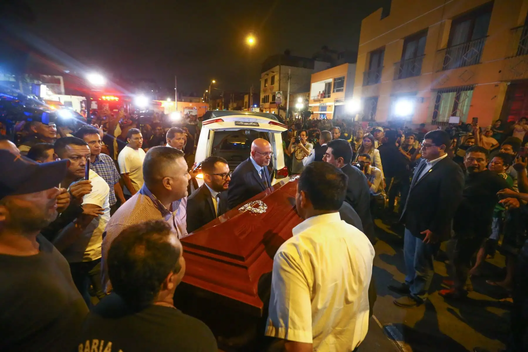 Familiares y amigos acuden al velorio del agente de seguridad municipal de Surco, Luis Justino Manrique Pizarro. El alcalde de Surco, Carlos Bruce, los compañeros del equipo de serenazgo del distrito y los familiares, acompañan la llegada del féretro y rinden homenaje al valeroso sereno quien entregó la vida al servicio del distrito.
Foto: ANDINA/Eddy Ramos