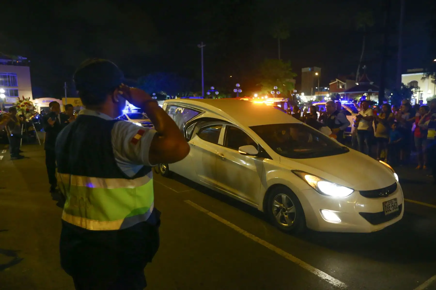 Familiares y amigos acuden al velorio del agente de seguridad municipal de Surco, Luis Justino Manrique Pizarro. El alcalde de Surco, Carlos Bruce, los compañeros del equipo de serenazgo del distrito y los familiares, acompañan la llegada del féretro y rinden homenaje al valeroso sereno quien entregó la vida al servicio del distrito.
Foto: ANDINA/Eddy Ramos