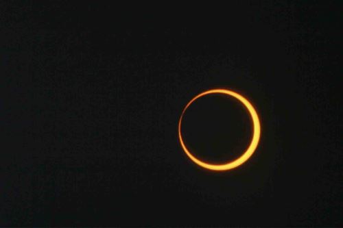 El eclipse solar es el fenómeno que se produce cuando la Luna oculta parcialmente al Sol, dejando un anillo visible.  Foto: NASA